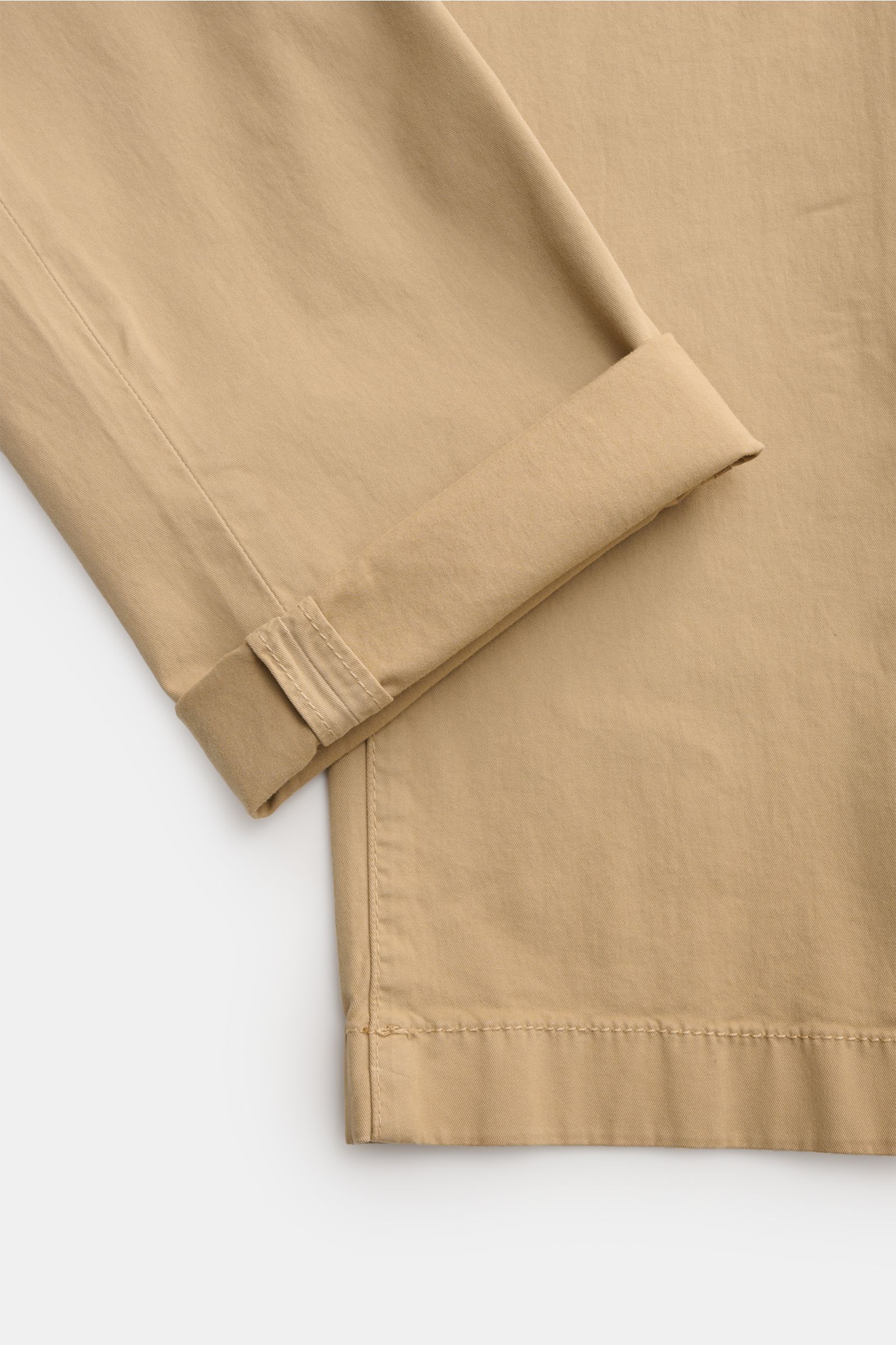 Jacob Cohen Chino 'Bobby' beige in schmalem Schnitt, Baumwoll-Twill mit Stretch, Detailansicht Beinumschlag von oben fotografiert.