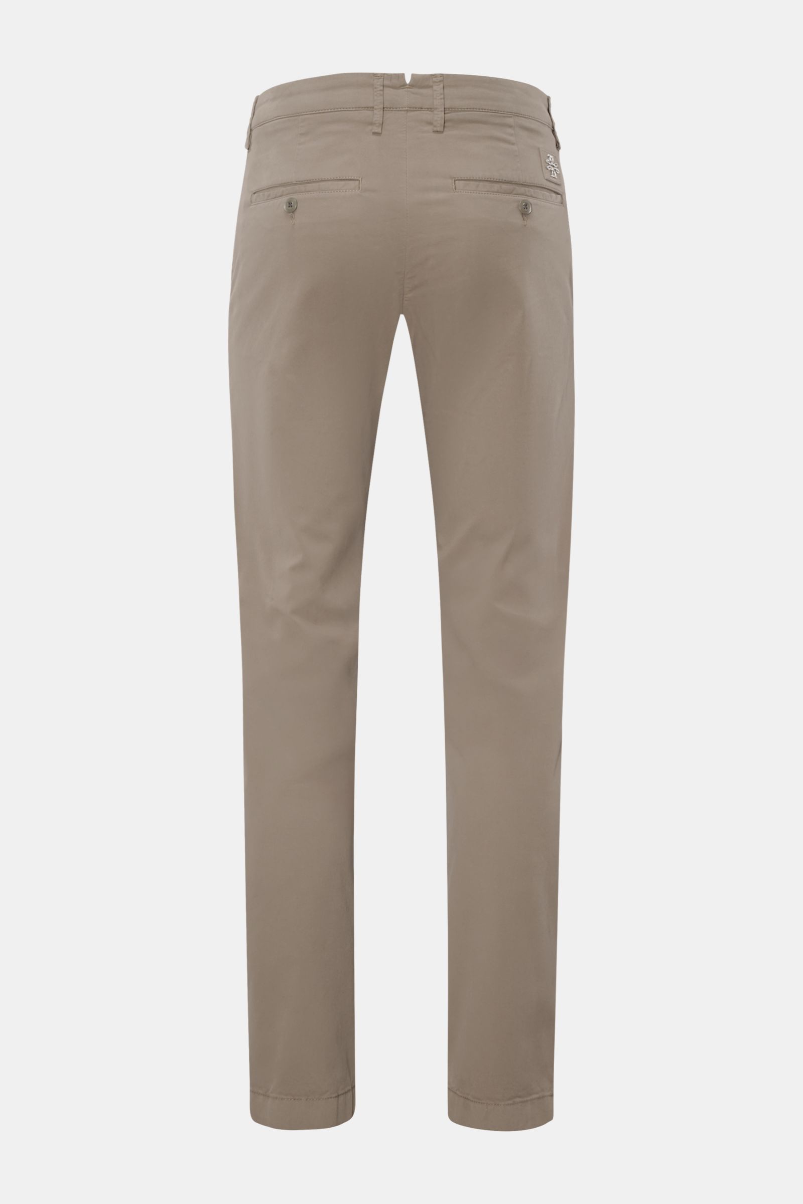 Jacob Cohen Chino 'Bobby' taupe shown from the back in slim fit with low waist, fine cotton twill, stretch, garment dyed, buttoned back pockets, and small suede patch. 

Präzise, italienische Handwerkskunst - dafür steht das Label JACOB COHEN und kreie