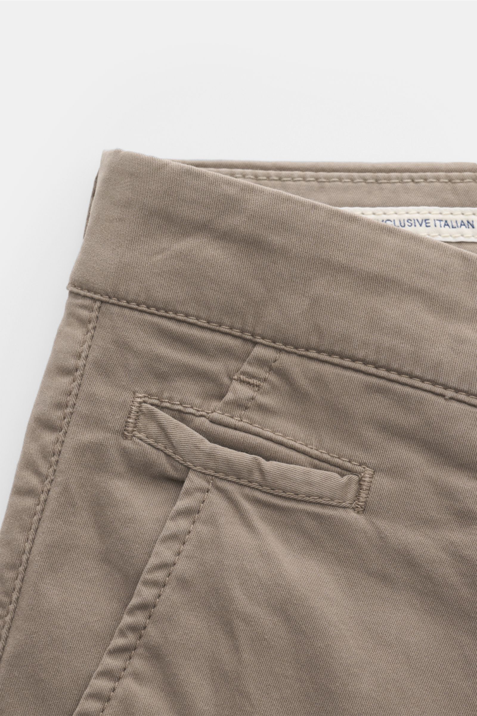 Close-up front-side view of Jacob Cohen Chino 'Bobby' taupe in slim fit, soft cotton twill with elastic stretch, featuring French pockets.

Präzise, italienische Handwerkskunst - dafür steht das Label JACOB COHEN und kreiert mit der Chino 'Bobby' aus k
