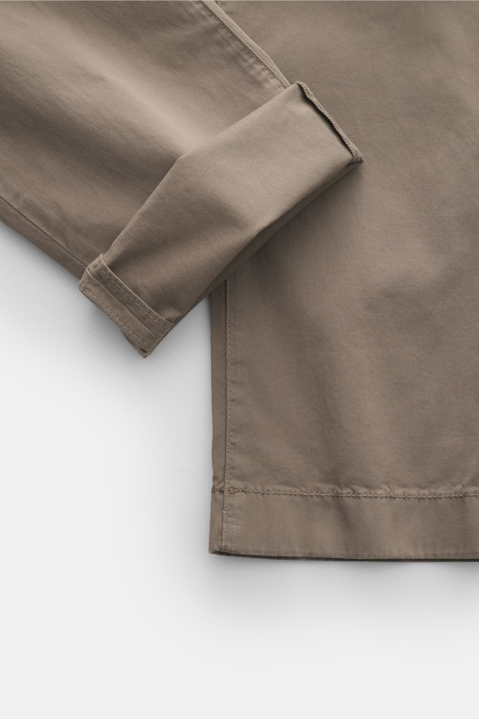 Jacob Cohen Chino 'Bobby' taupe shown from a top-side close-up, highlighting fine cotton twill fabric and precise stitching. 

Präzise, italienische Handwerkskunst - dafür steht das Label JACOB COHEN und kreiert mit der Chino 'Bobby' aus klassischem Ba
