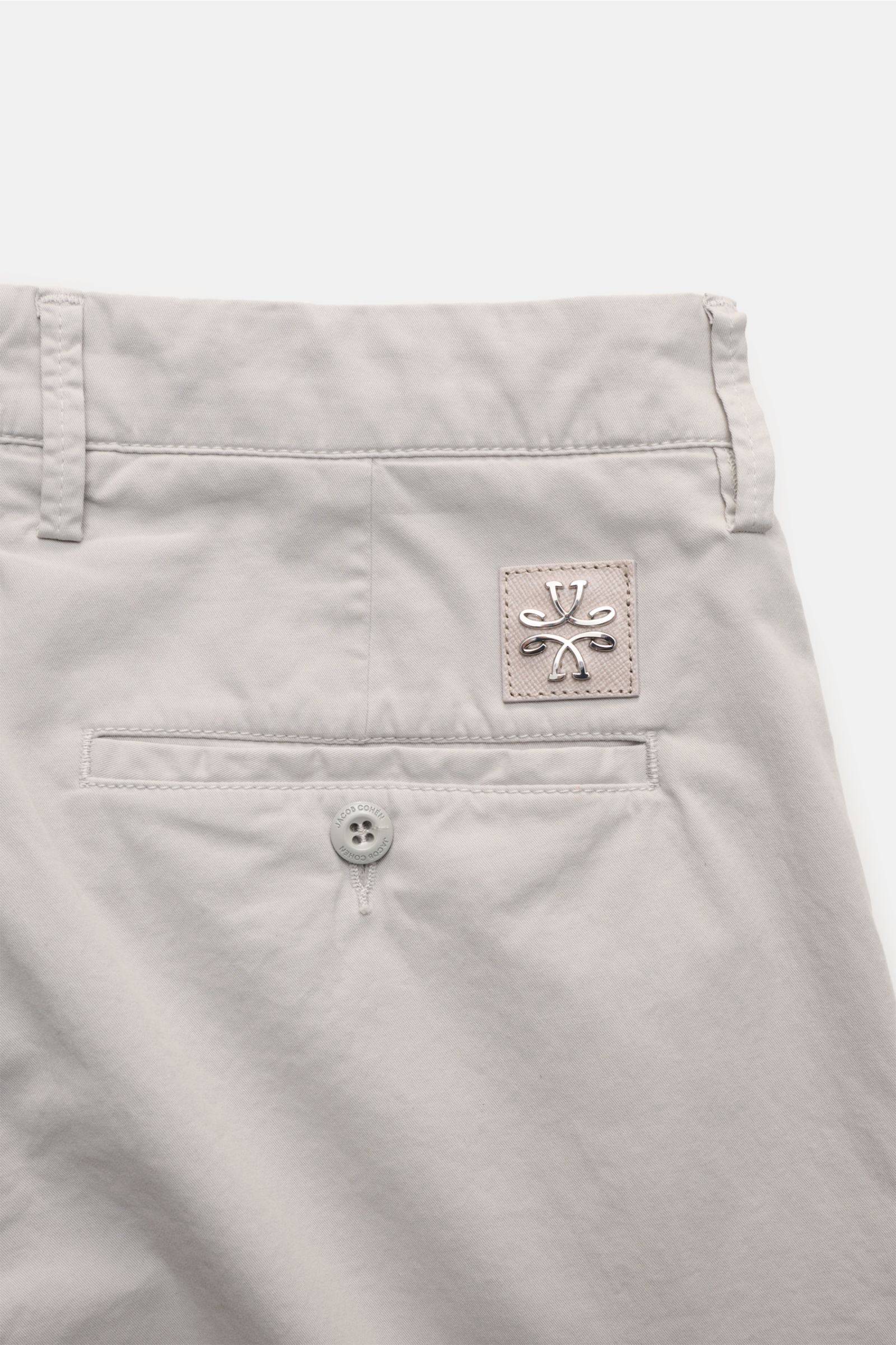 Jacob Cohen Chino 'Bobby' hellgrau, Rückansicht, feiner Baumwoll-Twill, Slim Fit, niedrige Bundhöhe, Knopf-Gesäßtasche, kleines Verloursleder-Patch.