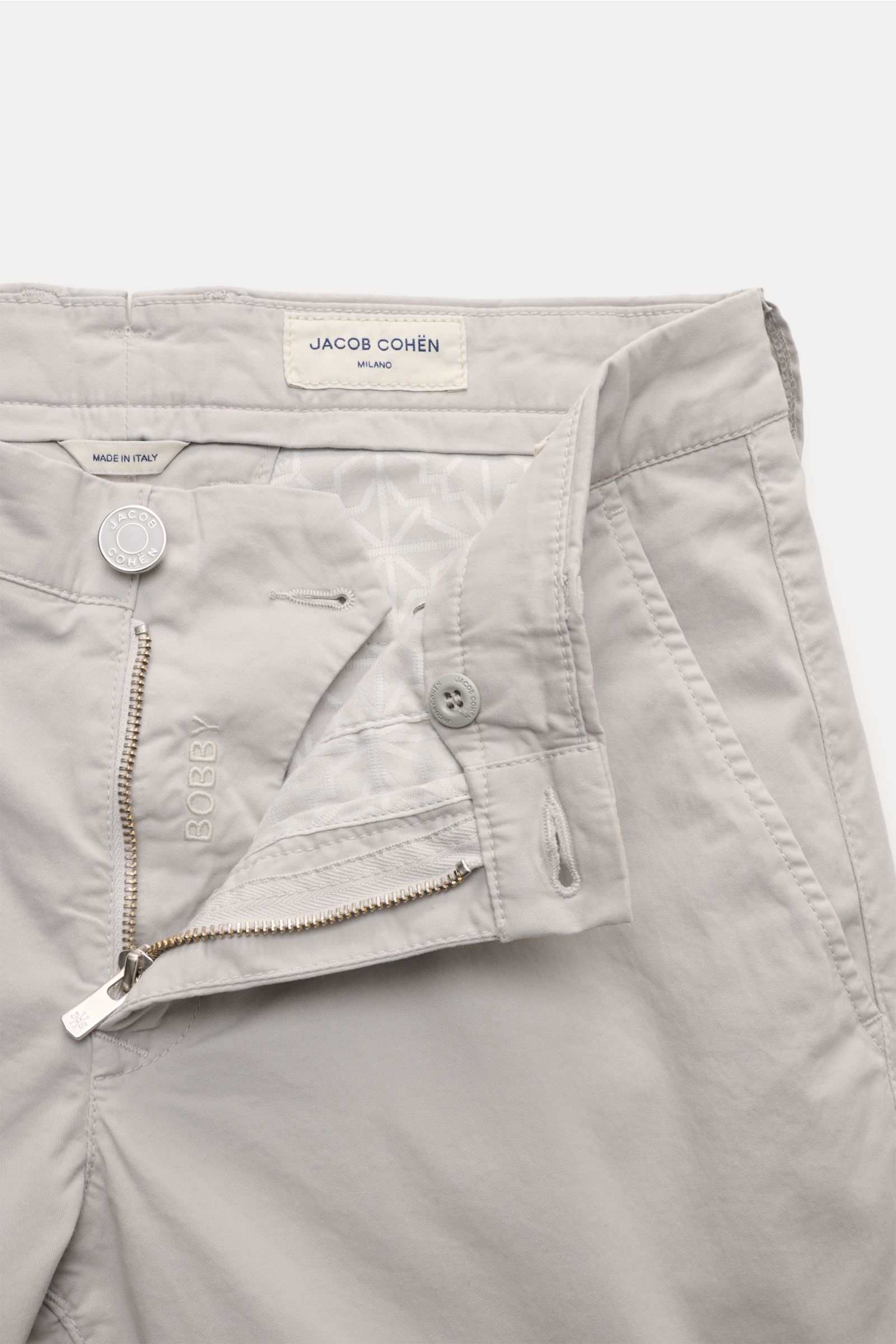 Jacob Cohen Chino 'Bobby' hellgrau, feiner Baumwoll-Twill, elastisch, Slim Fit, niedrige Bundhöhe, offene Front mit Reißverschluss, französische Taschen, Detailansicht.