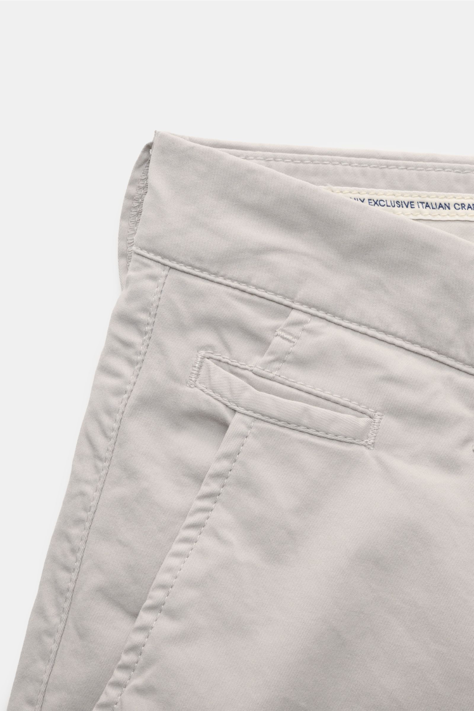 Jacob Cohen Chino 'Bobby' hellgrau aus feinem Baumwoll-Twill, slim Fit, niedrige Bundhöhe, französische Taschen, Reißverschluss, Leder-Patch, Detailansicht von oben.