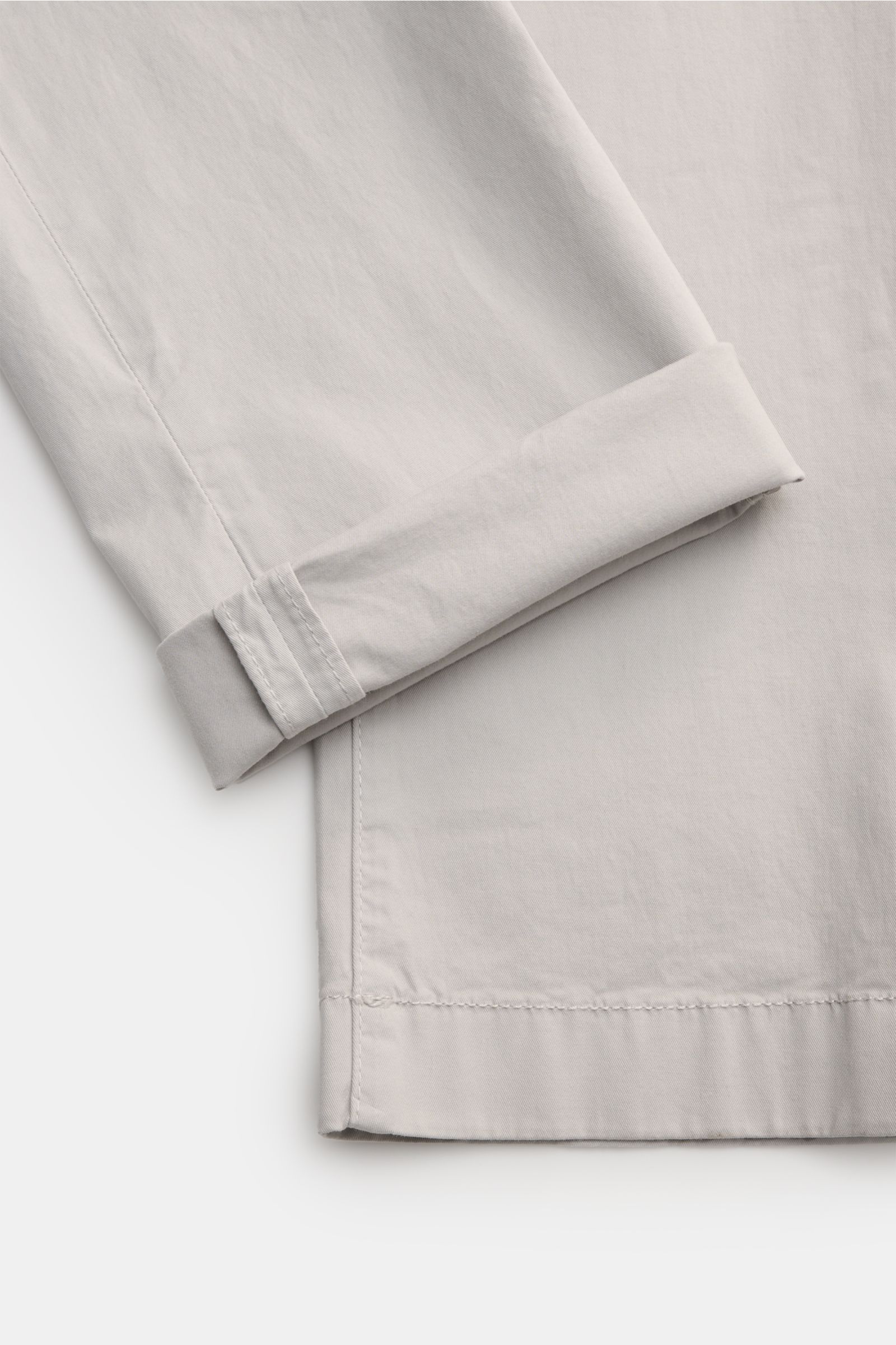 Jacob Cohen Chino 'Bobby' hellgrau, Detailaufnahme Saum und Beinumschlag, feiner Baumwoll-Twill, elastisch, Slim Fit, garment dyed, weicher Griff.