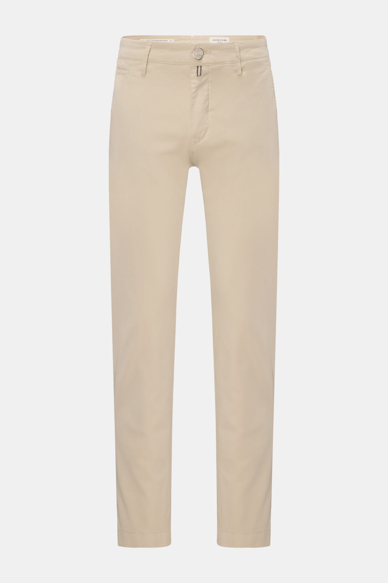 Jacob Cohen Chino 'Bobby' beige, schmaler Schnitt, Baumwoll-Twill mit Stretch, Reißverschluss, Bundknopf, französische Taschen, frontal fotografiert.