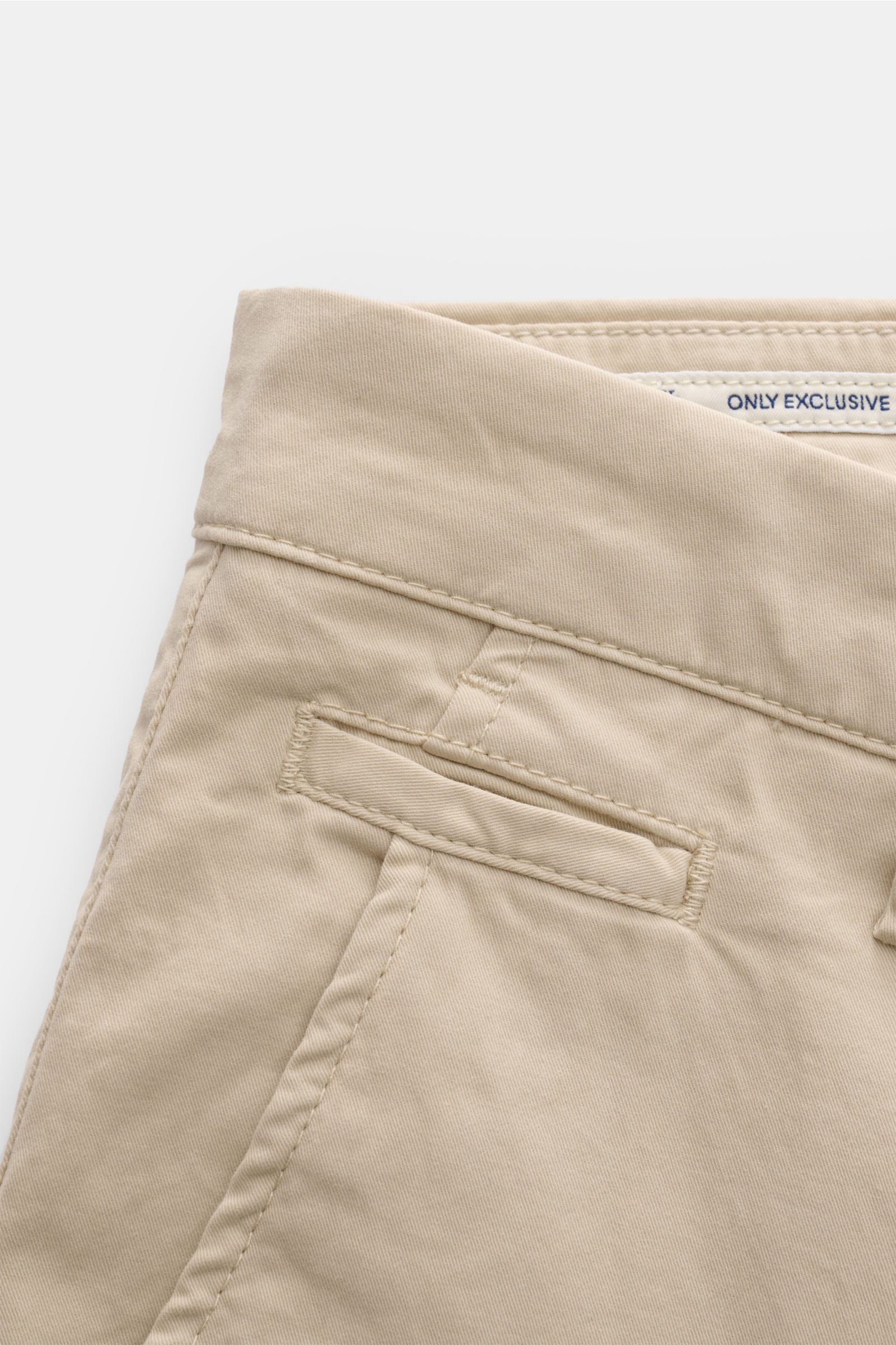Jacob Cohen Chino 'Bobby' beige aus feinem Baumwoll-Twill, Slim Fit, garment dyed, mit französischen Taschen, Reißverschluss, Knopf, schmal zulaufend, Detailfoto Bund.