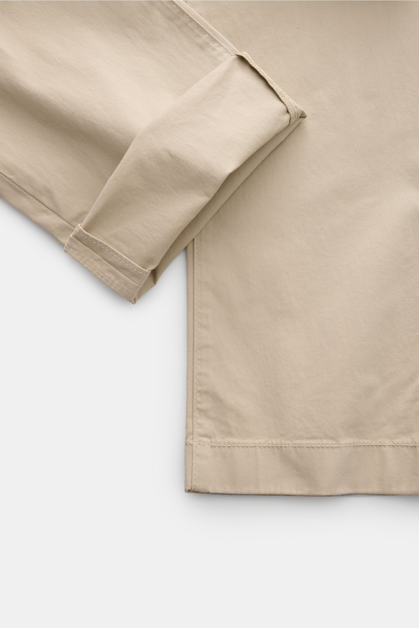 Jacob Cohen Chino 'Bobby' beige aus feinem Baumwoll-Twill mit Stretch, schmal zulaufend, Slim Fit, Detailansicht Saum und Beininnenseite.
