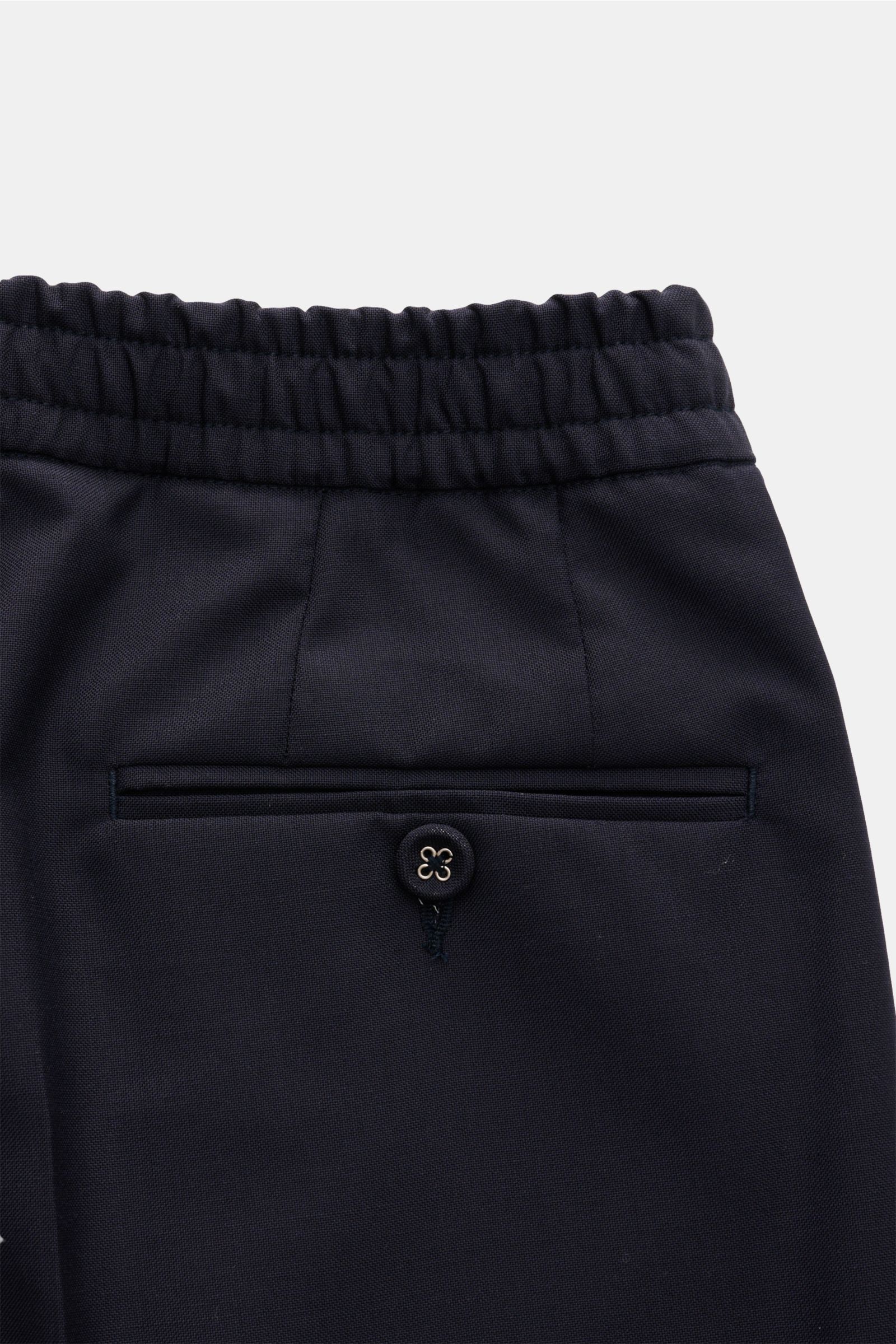 Officine Générale Woll-Jogpants 'Drew' navy, Detailaufnahme von hinten oben, elastischer Bund, paspelierte Gesäßtasche mit Knopf, reine Wolle, glatter Griff, Tapered Fit, schmal zulaufend, Reißverschluss und Bundhaken, einfache Bundfalte, Taschen in der S