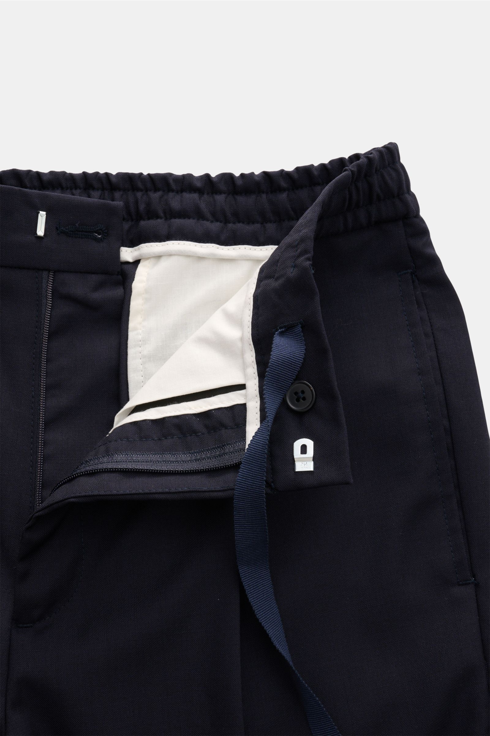 Officine Générale Woll-Jogpants 'Drew' navy, Detailansicht Bund mit Reißverschluss, Bundhaken, elastischem Bund, Taschen, schmal zulaufend, reine Wolle.