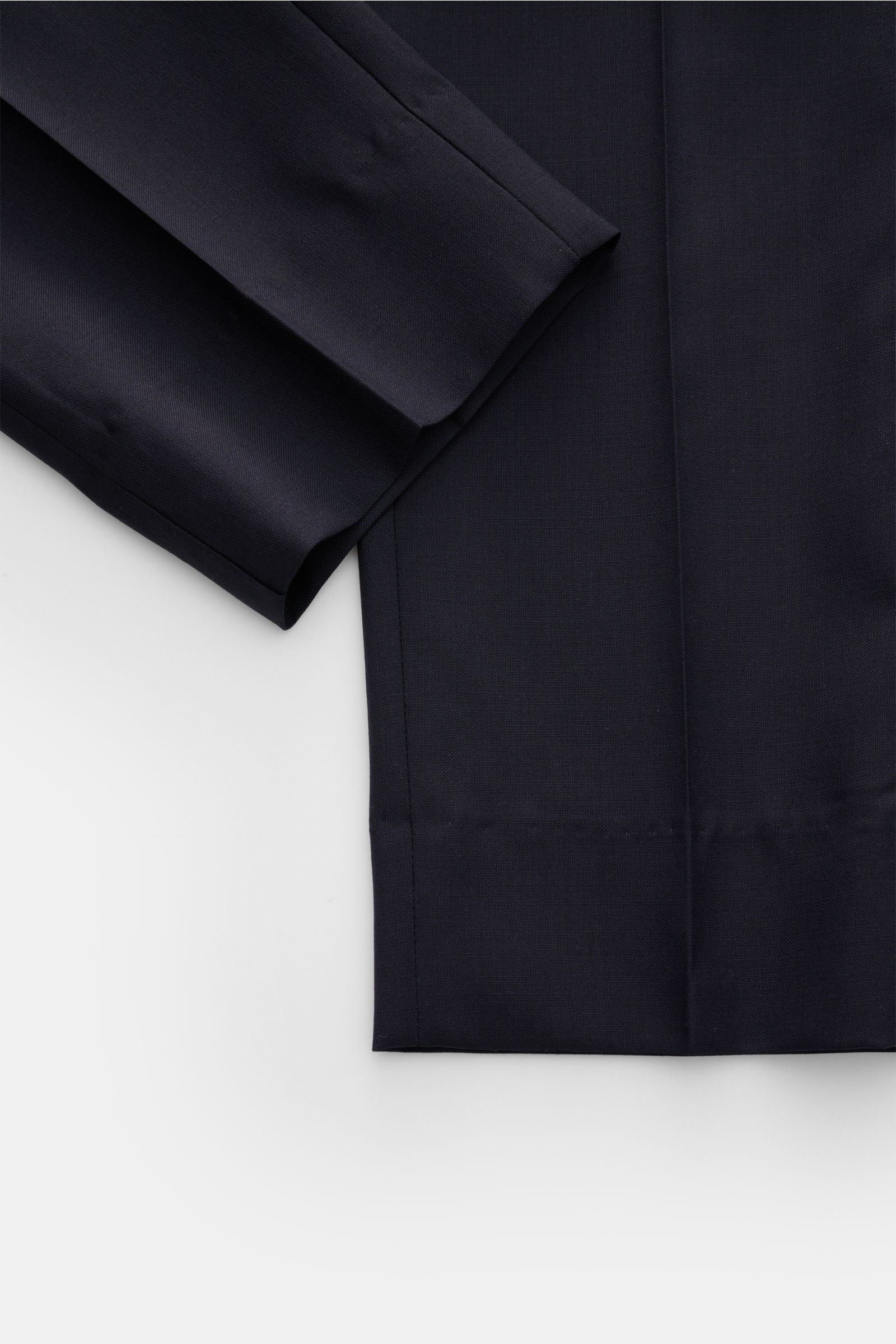 Officine Générale Woll-Jogpants 'Drew' navy, Detailaufnahme von Saum und Bein, reine Wolle, glatter Griff, tapered Fit, schmal zulaufend, elastischer Bund, Taschen seitlich und paspelierte Gesäßtaschen mit Knopf.