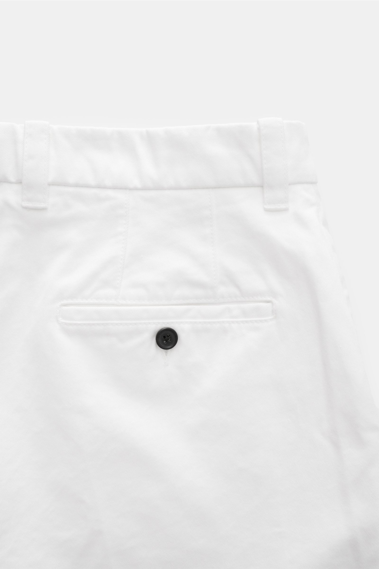 Rückansicht der Thom Browne Chino weiß aus schwerem Baumwoll-Twill, knöchellang mit Reißverschluss, Bundhaken, französischen und paspelierten Gesäßtaschen.