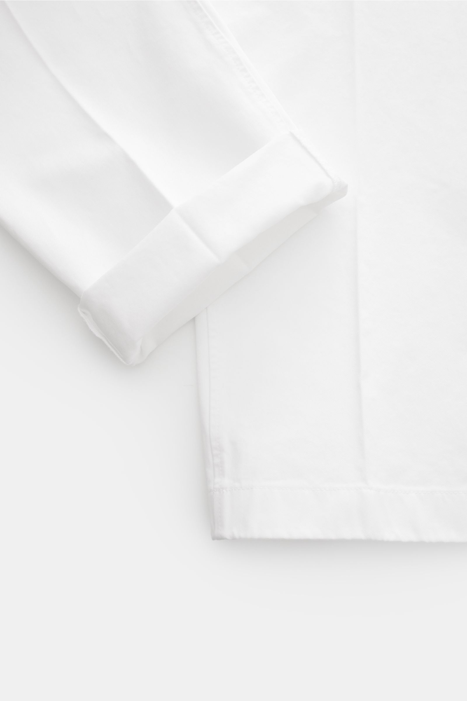 Thom Browne Chino weiß aus schwerem Baumwoll-Twill, Tapered Fit, knöchellang, mit Reißverschluss, Bundhaken, französischen und paspelierten Taschen, Detailaufnahme vom Beinabschluss.