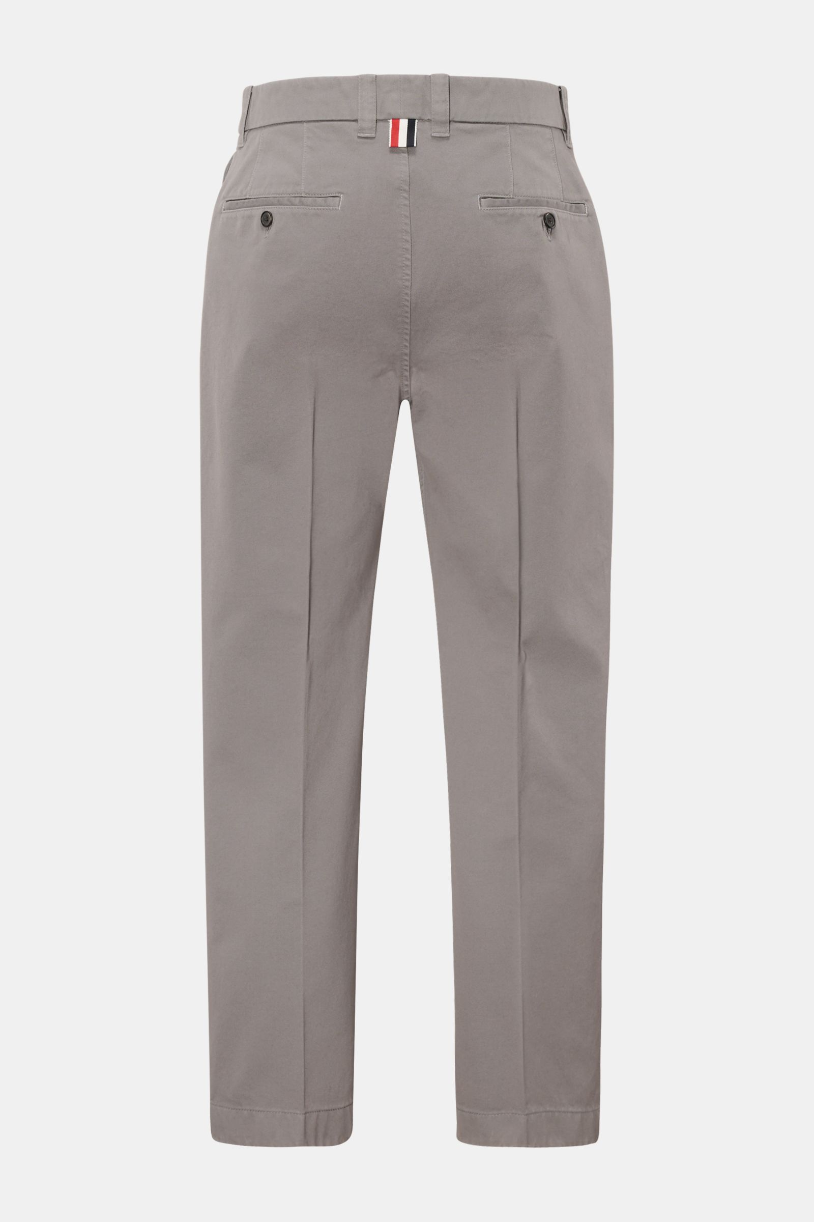 Rückansicht der Thom Browne Chino grau aus schwerem Baumwoll-Twill mit Tapered Fit, paspelierten Gesäßtaschen und französischen Taschen.