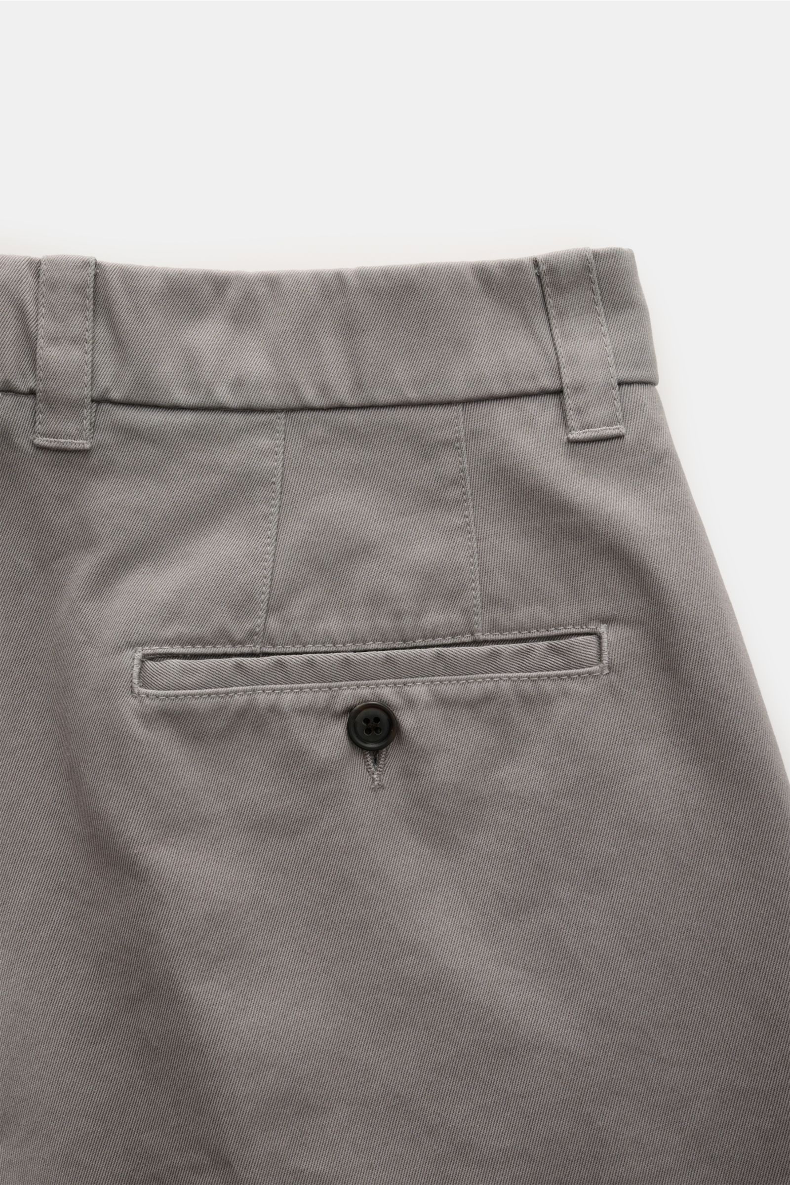 Nahaufnahme der Rückseite der Thom Browne Chino grau aus schwerem Baumwoll-Twill, mit paspelierter Gesäßtasche und Knopf, Tapered Fit.