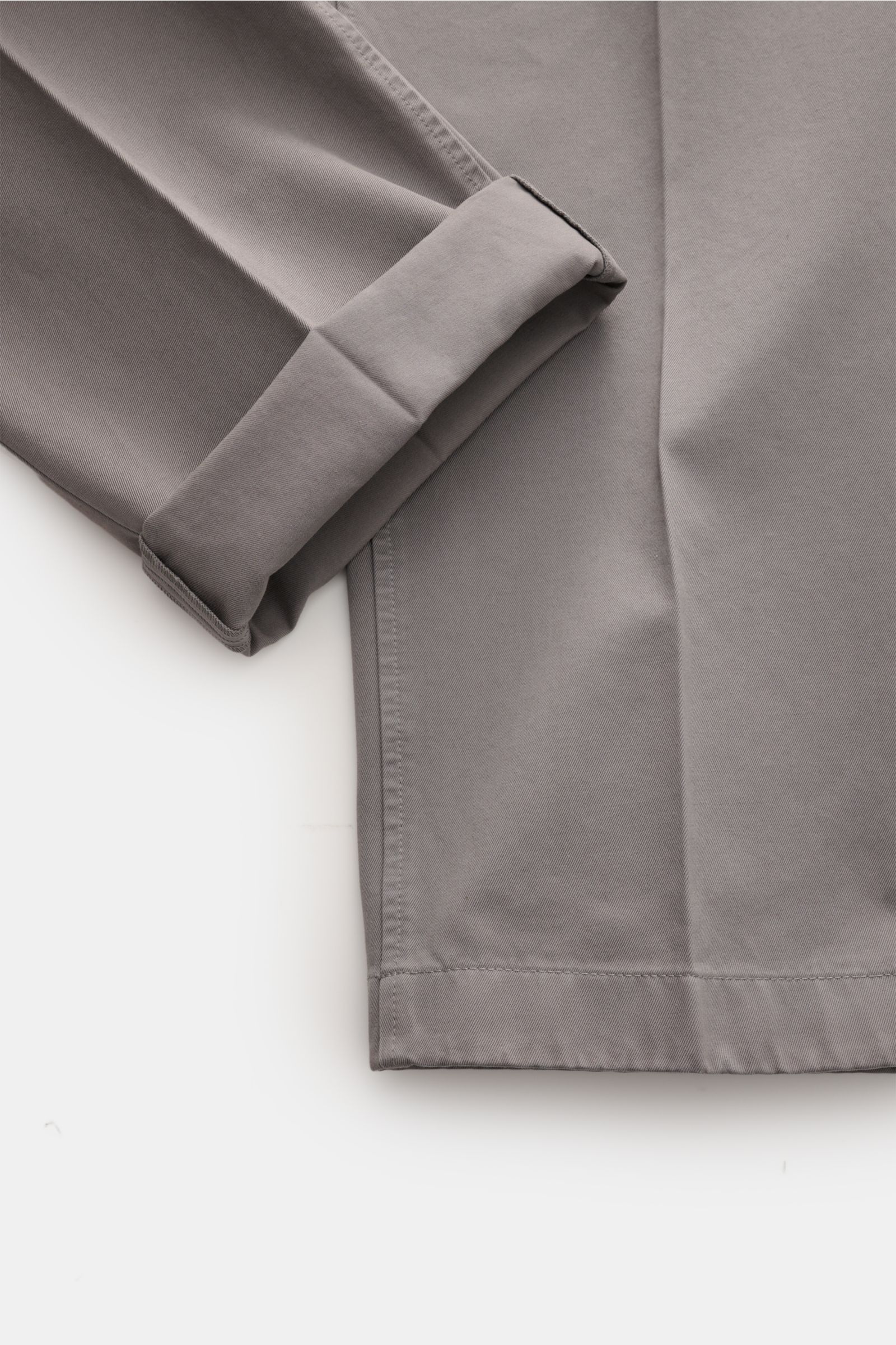 Nahaufnahme der Thom Browne Chino grau von oben, Detailansicht des umgeschlagenen Saums aus schwerem, reiner Baumwoll-Twill mit Tapered Fit.