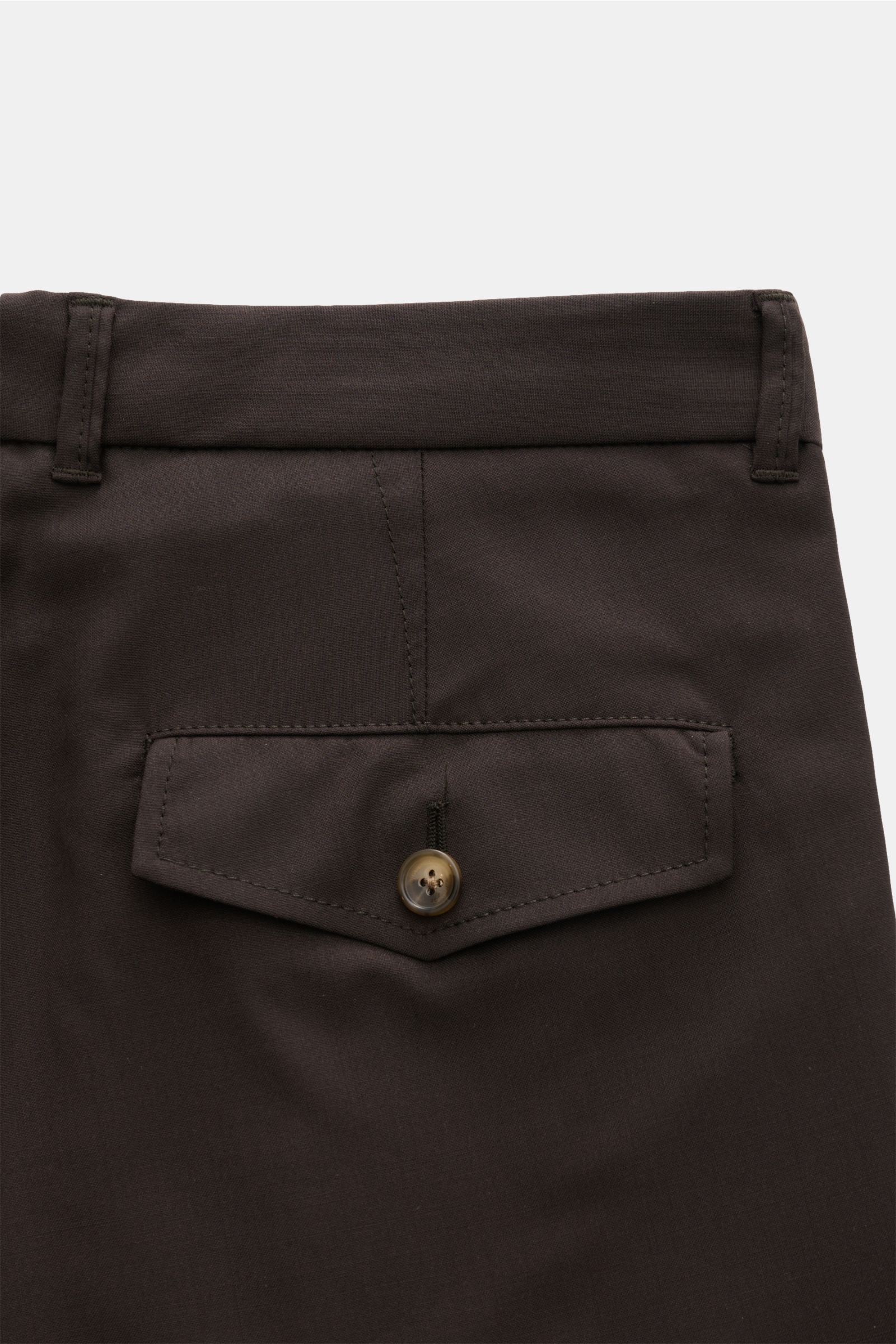 Close-up rear view of Windsor Wool trousers 'Sapo' dark brown in pure wool with back button pocket, double pleat, and fixed hem turn-up.