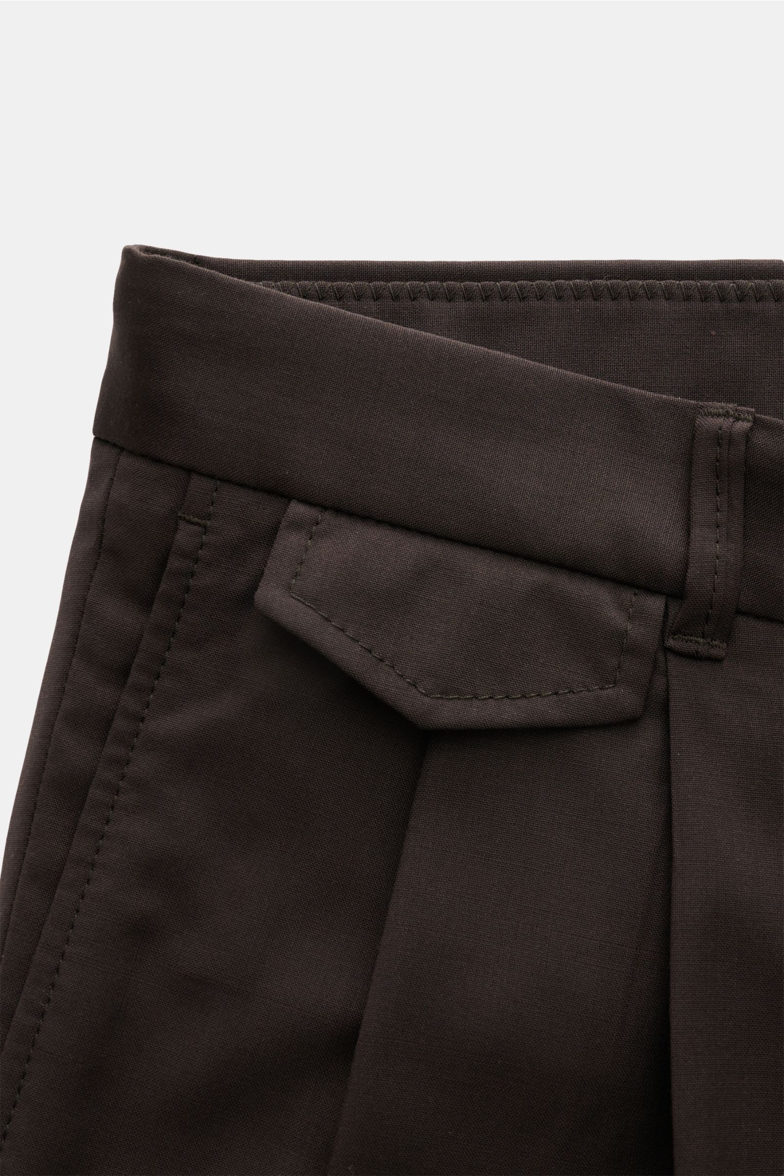 Windsor Wollhose 'Sapo' dunkelbraun aus reiner Wolle mit doppelter Bundfalte, französischer Tasche, fixiertem Saum, seitliche Nahaufnahme.