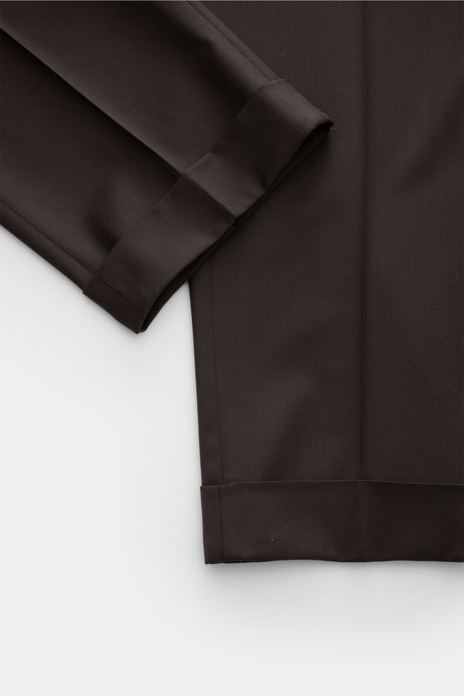 Windsor Wollhose 'Sapo' dunkelbraun aus reiner Wolle, knöchellang, doppelte Bundfalte, Tapered Fit, fixierter Saumaufschlag, Detailaufnahme von unten.