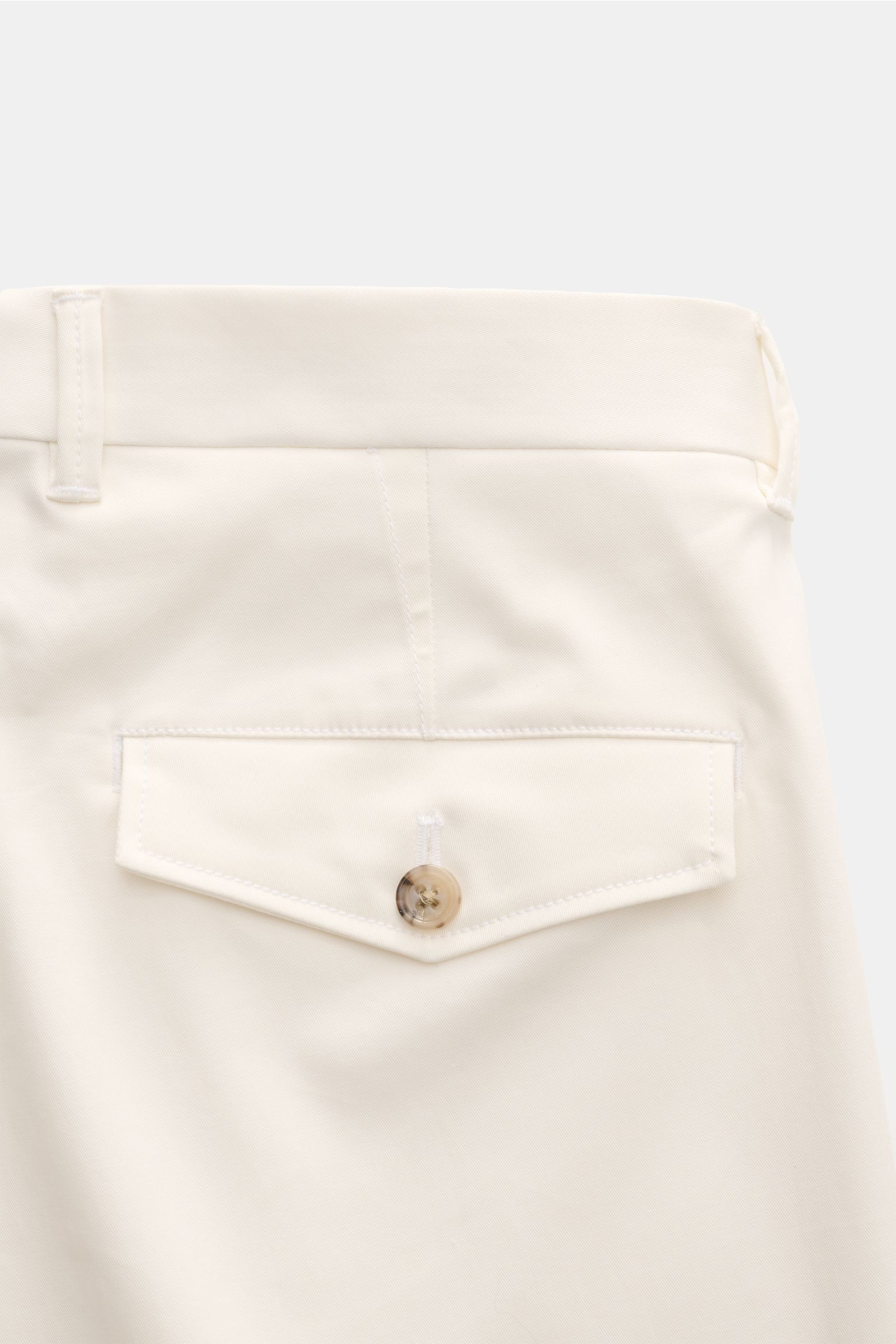 Windsor Chino 'Sapo' creme, Detailfoto von hinten, Baumwoll-Twill mit Bundfalten, Knopf-Gesäßtasche, fixierter Saumaufschlag, Tapered Fit.
