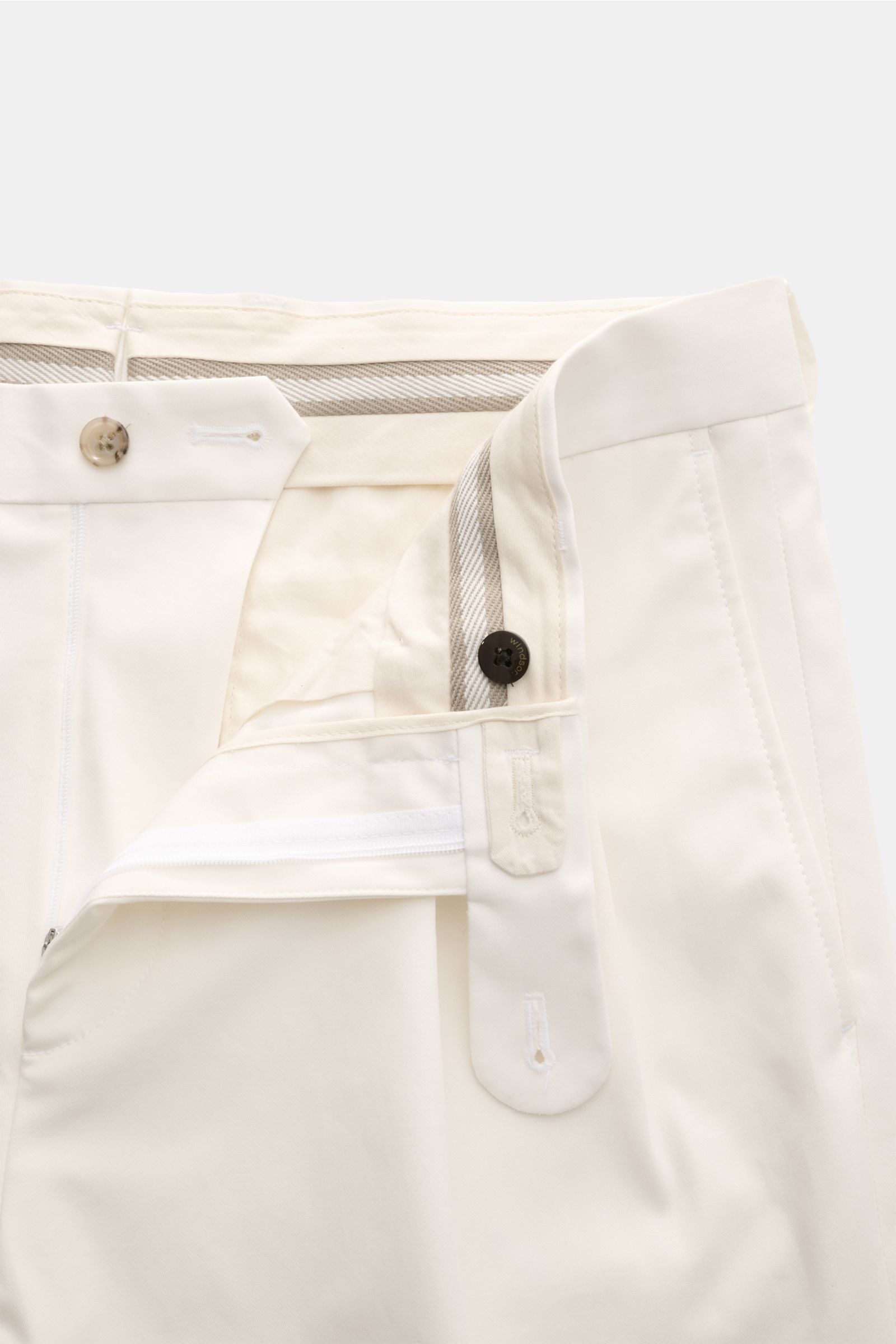Windsor Chino 'Sapo' creme in Nahaufnahme, offen mit Reißverschluss, Bundknöpfen, französischen Taschen, Tapered Fit aus Baumwoll-Twill.