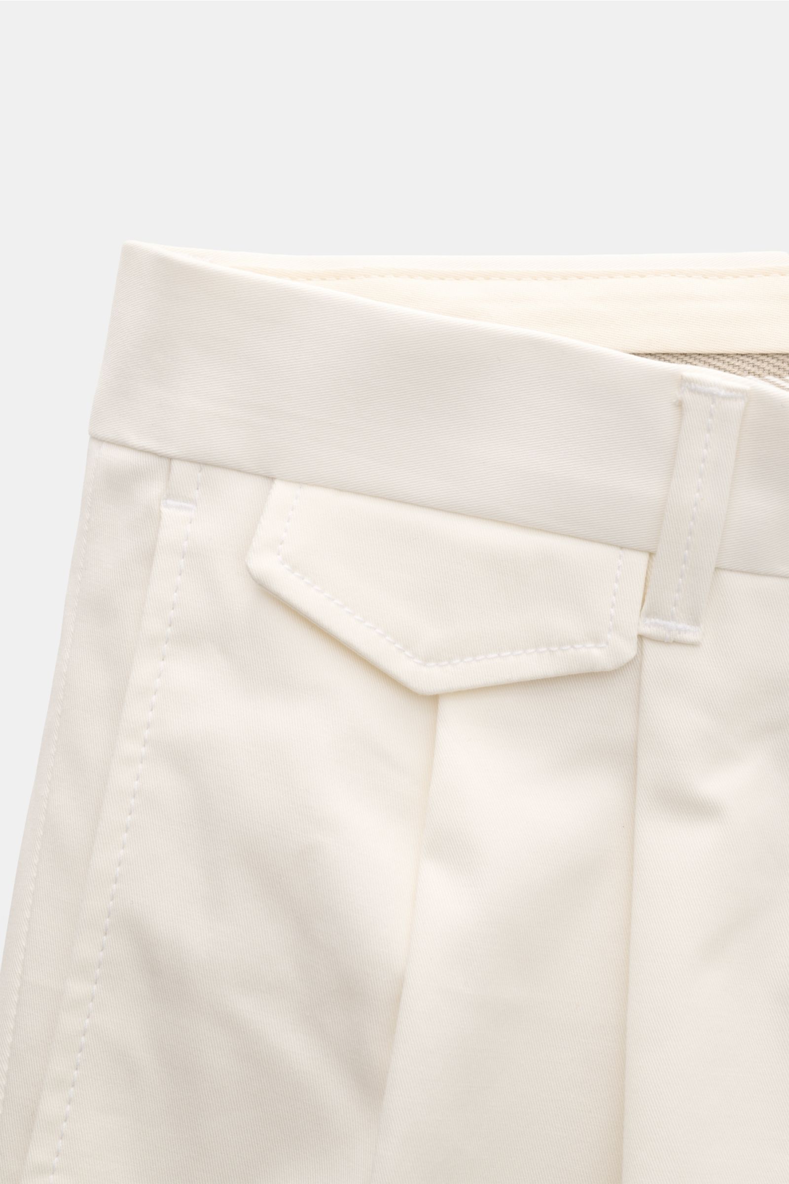 Windsor Chino 'Sapo' creme in Nahaufnahme von oben, Baumwoll-Twill mit Bundfalten, Tapered Fit, französische Taschen, fixierter Saumaufschlag.