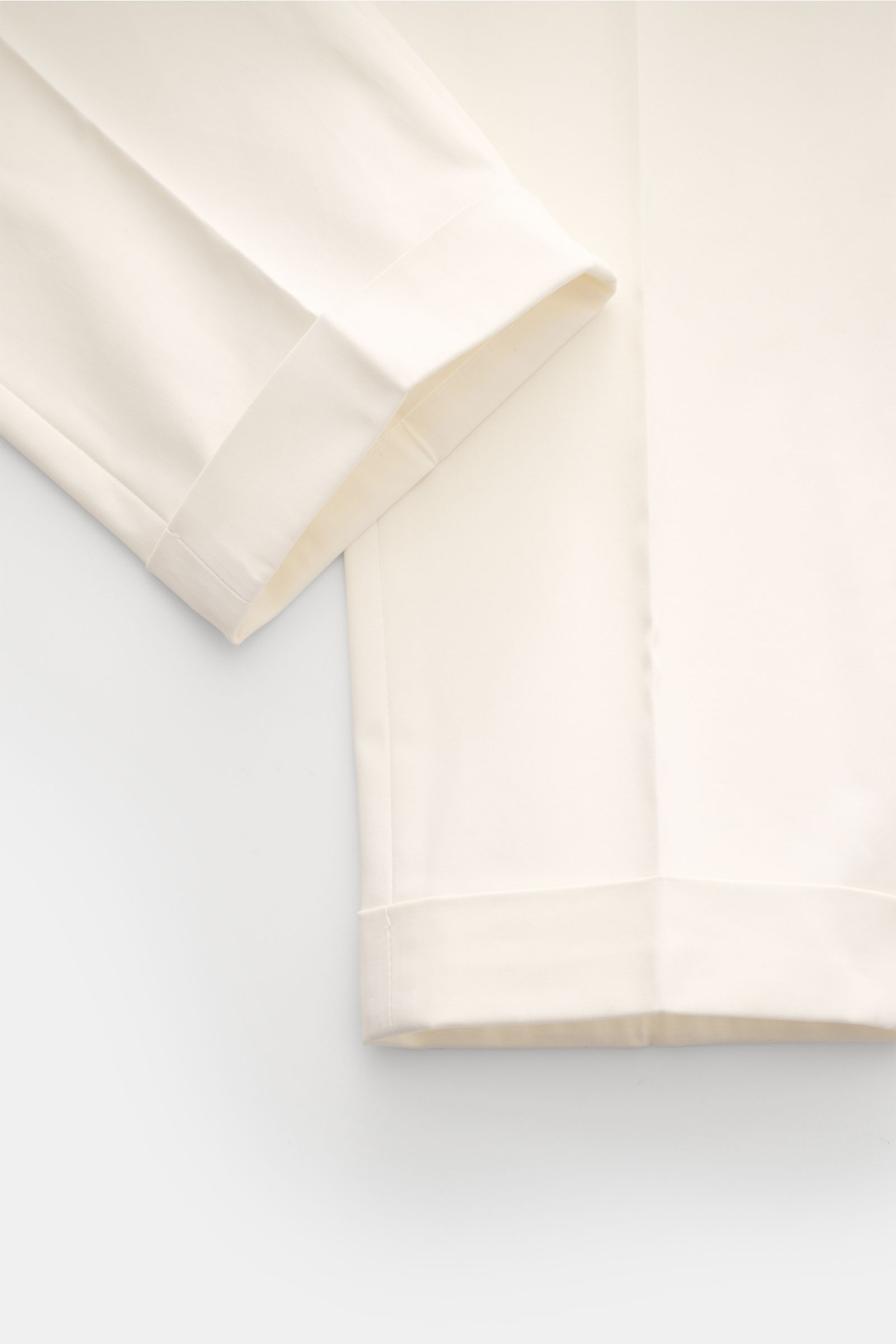 Windsor Chino 'Sapo' creme im Close-up von unten, Twill-Baumwolle, Tapered Fit, Bundfalten, fixierter Saumaufschlag, knöchellang.