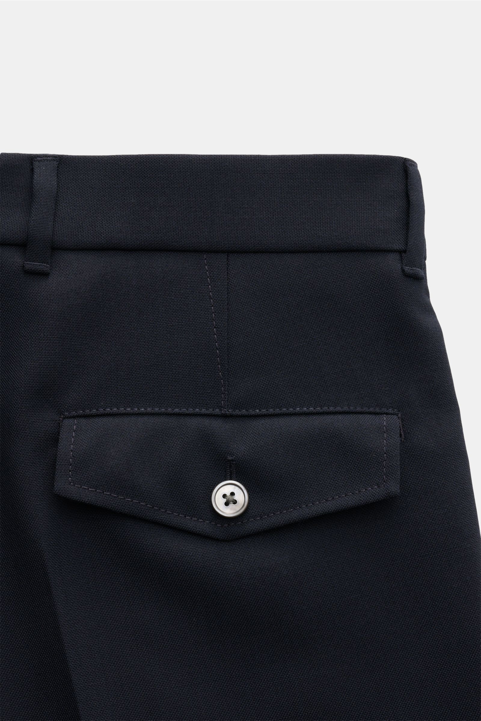 Windsor Wollhose 'Serpo' navy im Detail von hinten, reine Wolle, weicher Griff, Tapered Fit, knöchellang, mit Bundfalten, geknöpfter Gesäßtasche.