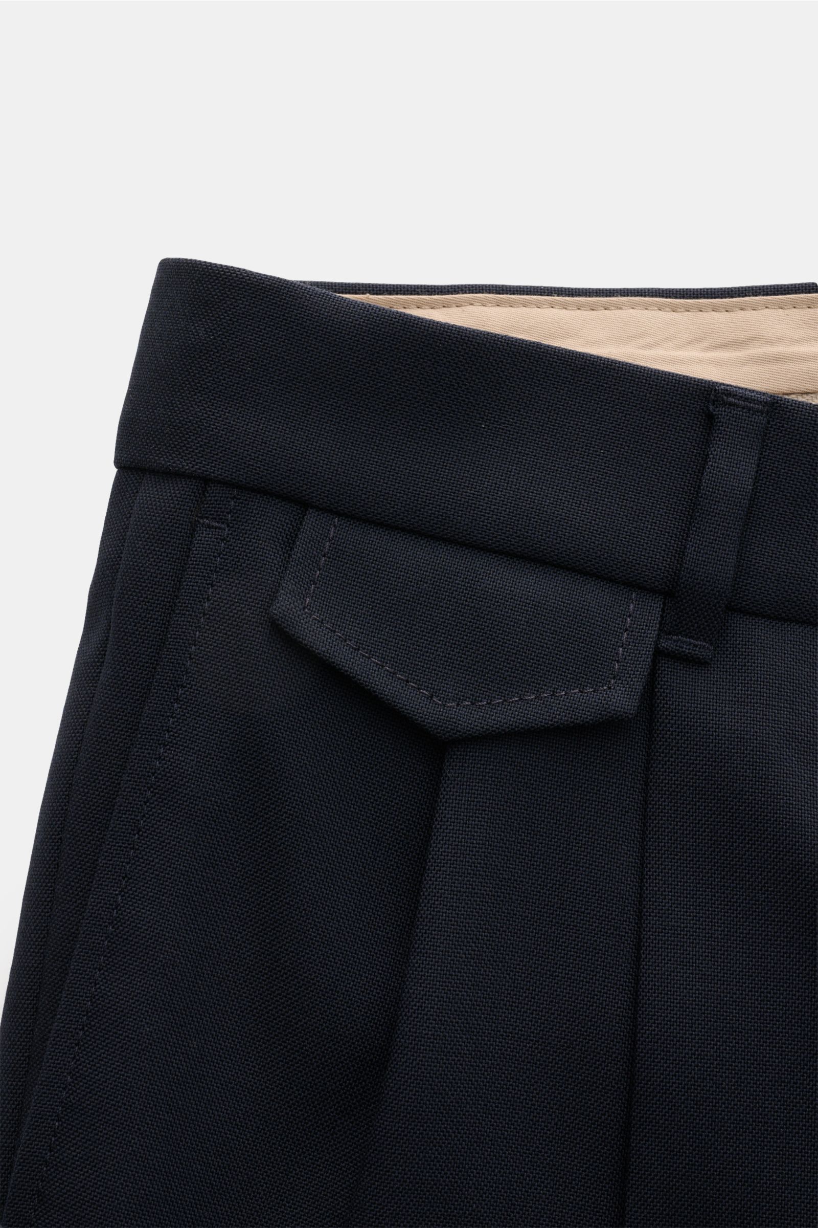 Windsor Wollhose 'Serpo' navy aus reiner Wolle, Tapered Fit, doppelte Bundfalte, französische Taschen, knöchellang, Detailansicht Bund und Tasche.