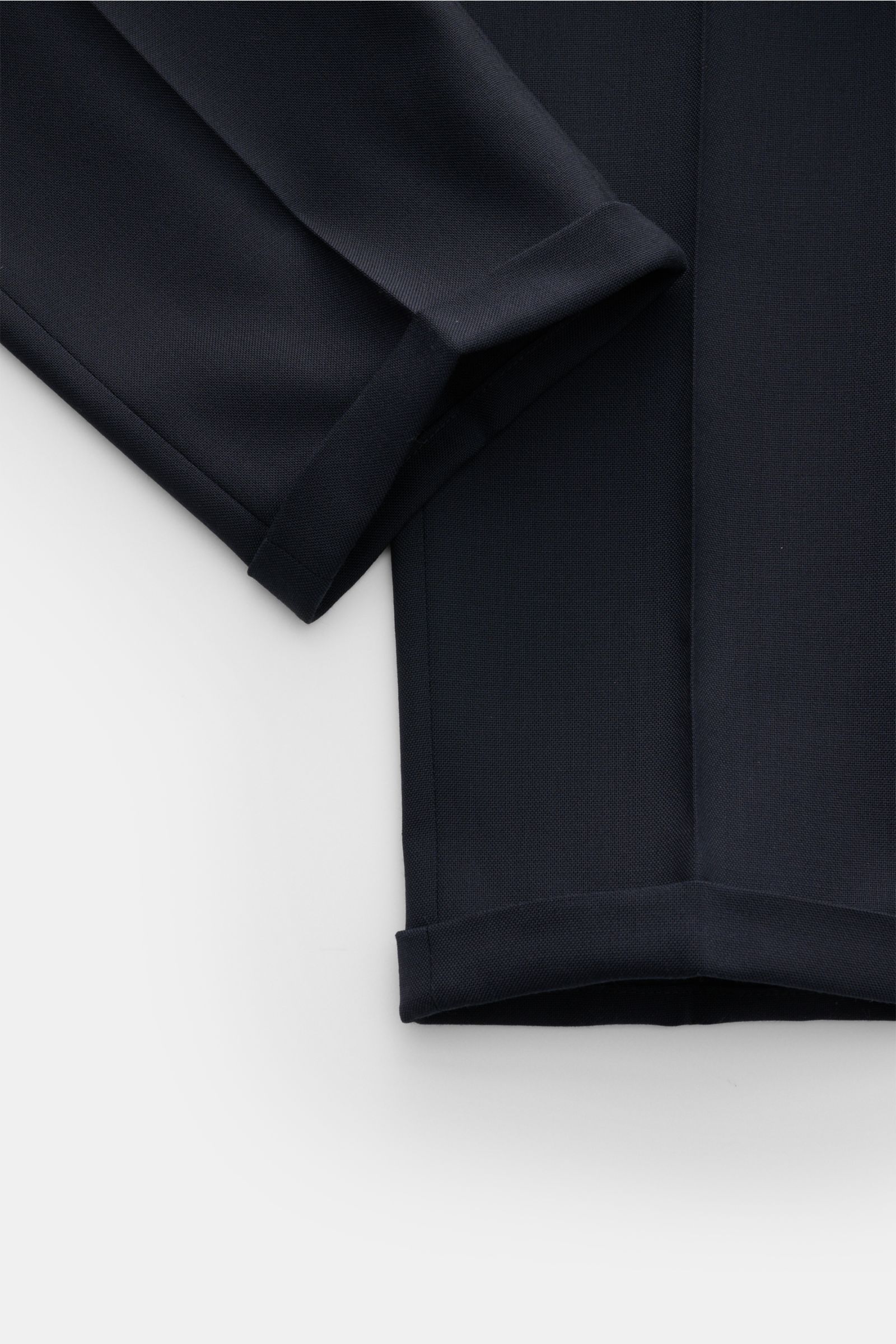 Windsor Wollhose 'Serpo' navy, Detailaufnahme von Saum und Bein, reine Wolle, weicher Griff, knöchellang, Tapered Fit, doppelte Bundfalte, fixierter Saumaufschlag.