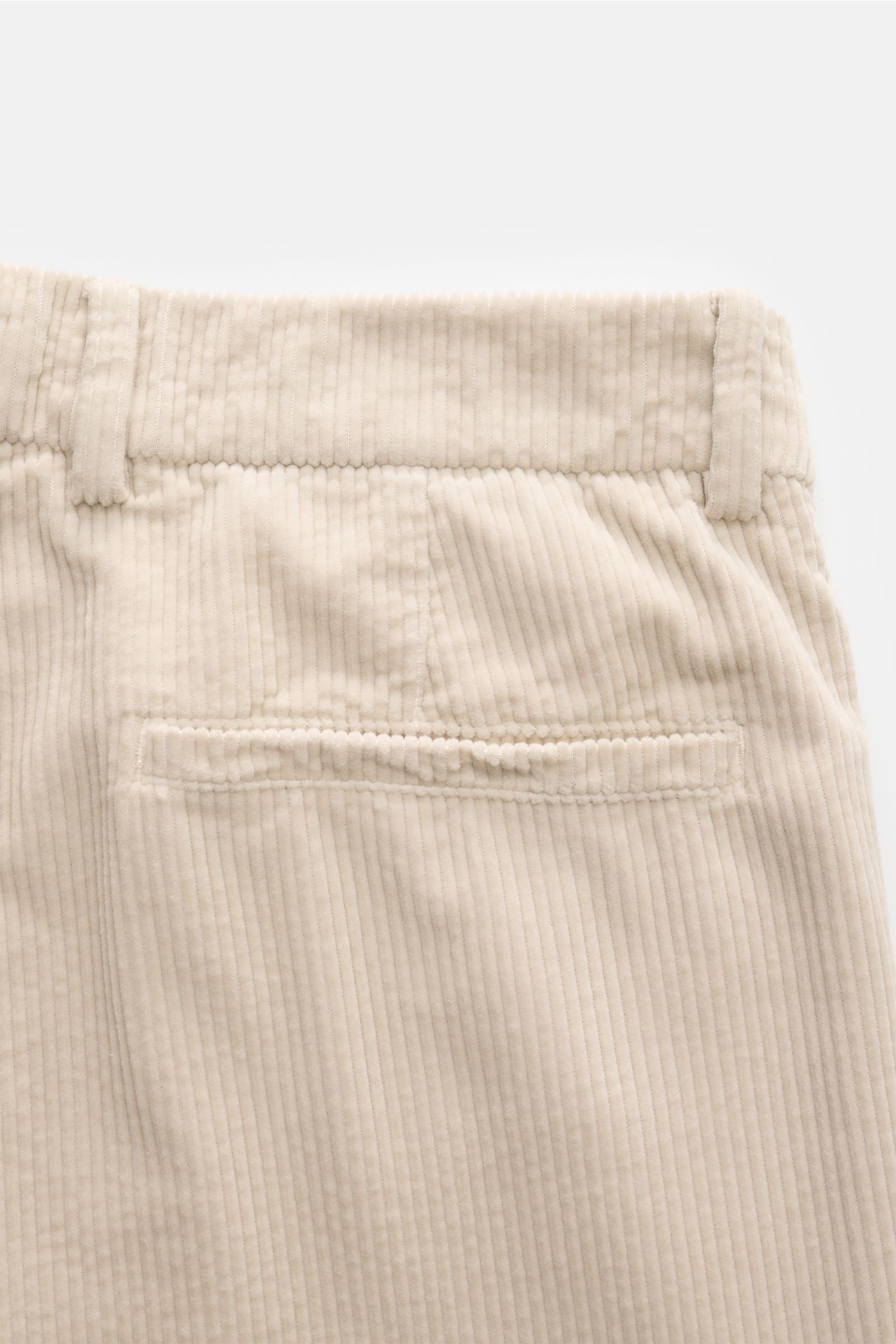 Close-up rear view of Brunello Cucinelli Cordhose creme in soft pure cotton corduroy with welted back pocket, belt loops, and subtle pleat. Eleganz mit jedem Schritt: Die Cordhose von BRUNELLO CUCINELLI verspricht höchsten Tragekomfort und verleiht jedem 