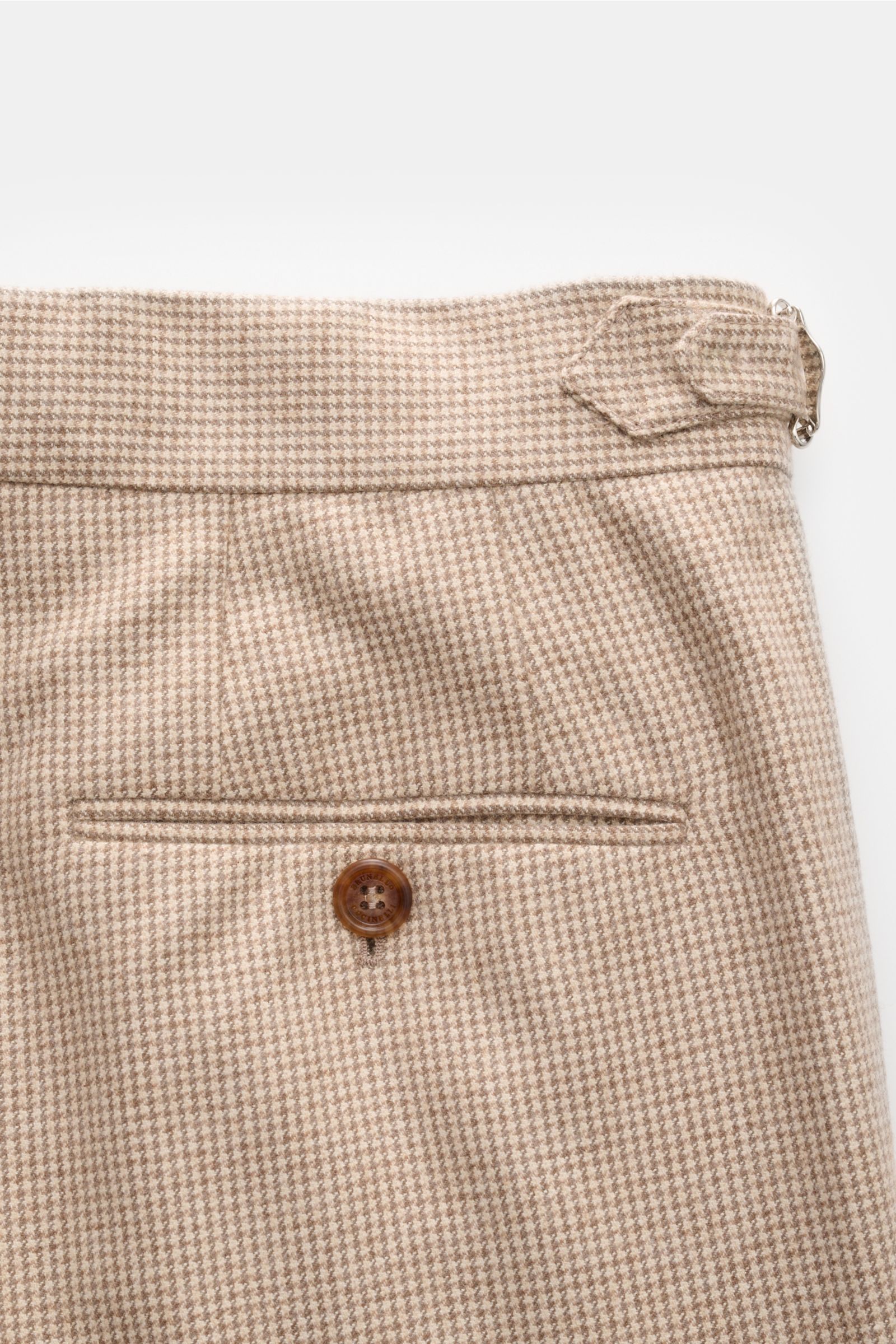 Close-up rear view of Brunello Cucinelli Hose beige/hellbraun/taupe kariert with fine houndstooth, buttoned welt pocket, and side adjuster on waistband.