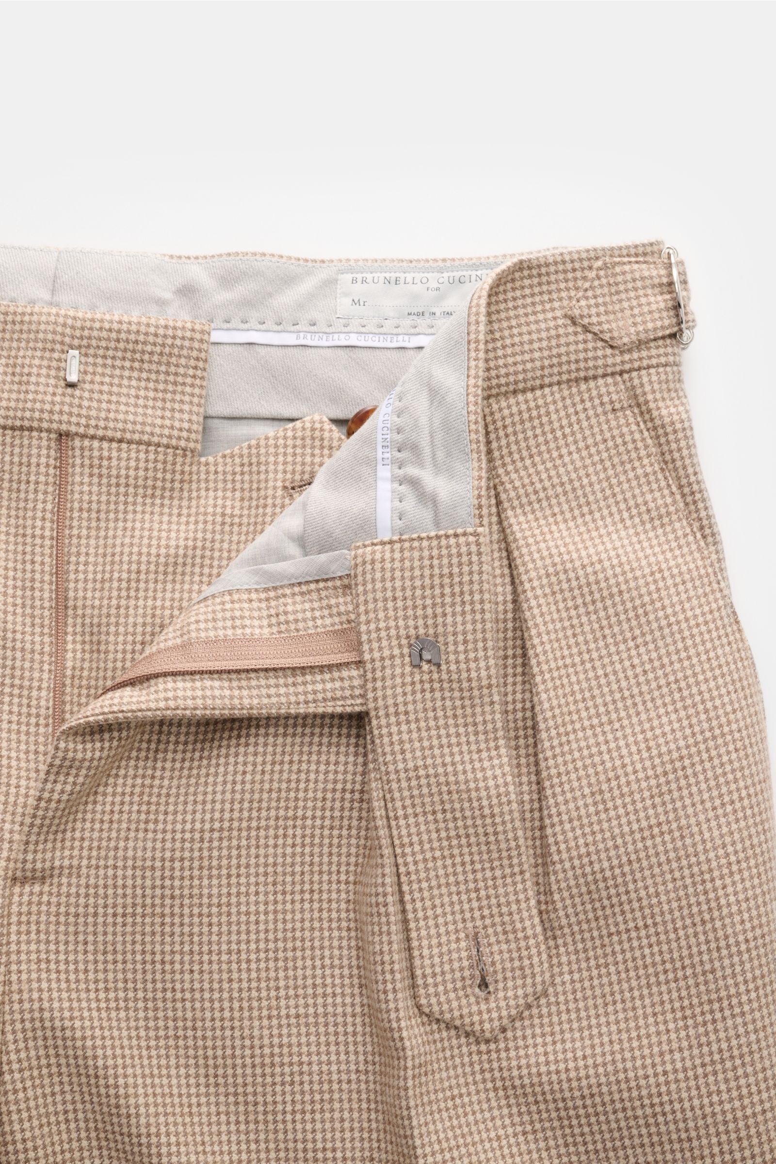 Brunello Cucinelli Hose beige/hellbraun/taupe kariert shown close-up from above, highlighting cashmere-silk mix, houndstooth pattern, side adjuster, and button details.