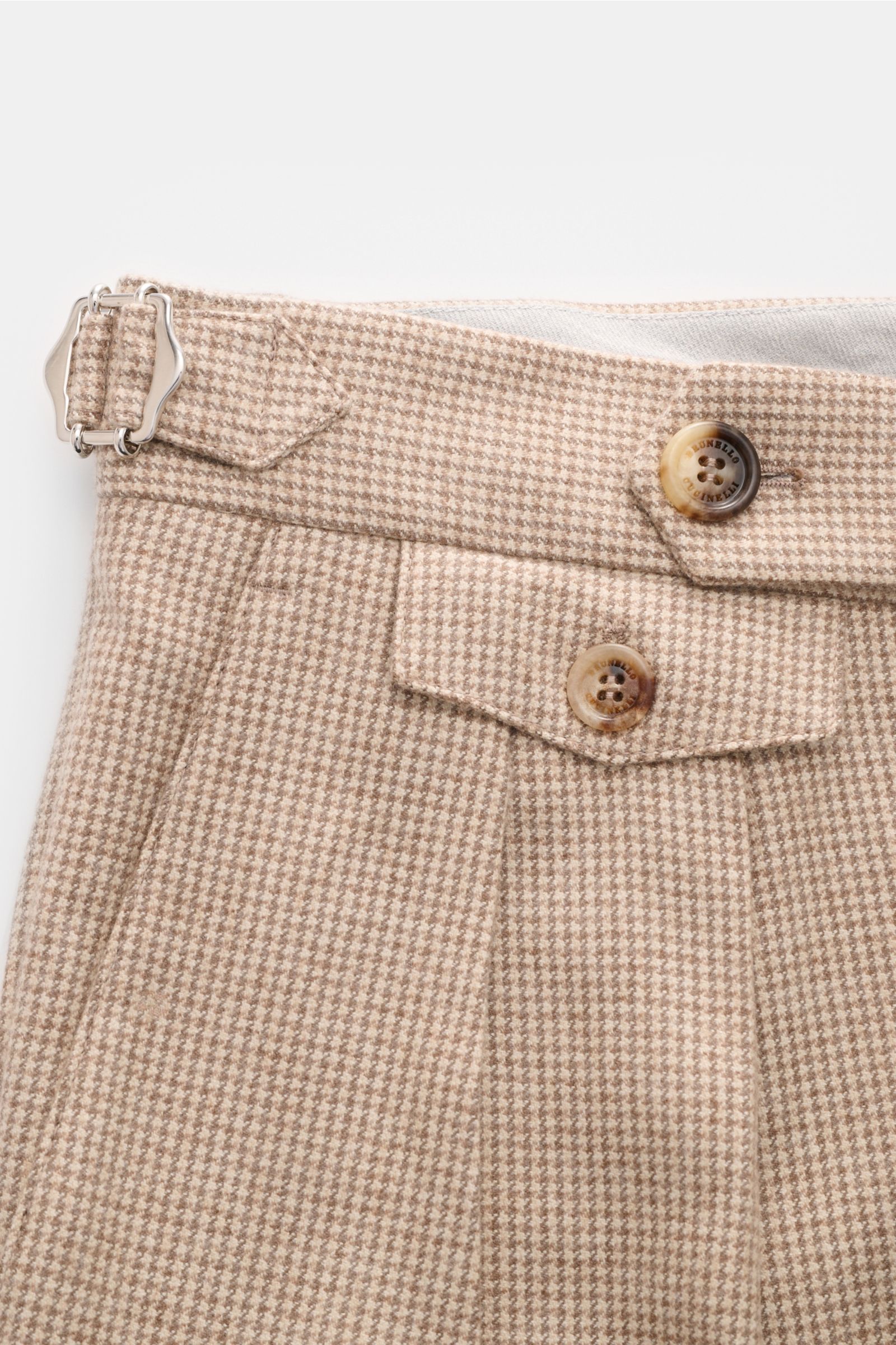 Close-up front view of Brunello Cucinelli Hose beige/hellbraun/taupe kariert with cashmere-silk blend, fine houndstooth, side adjuster, buttons, and pleats.