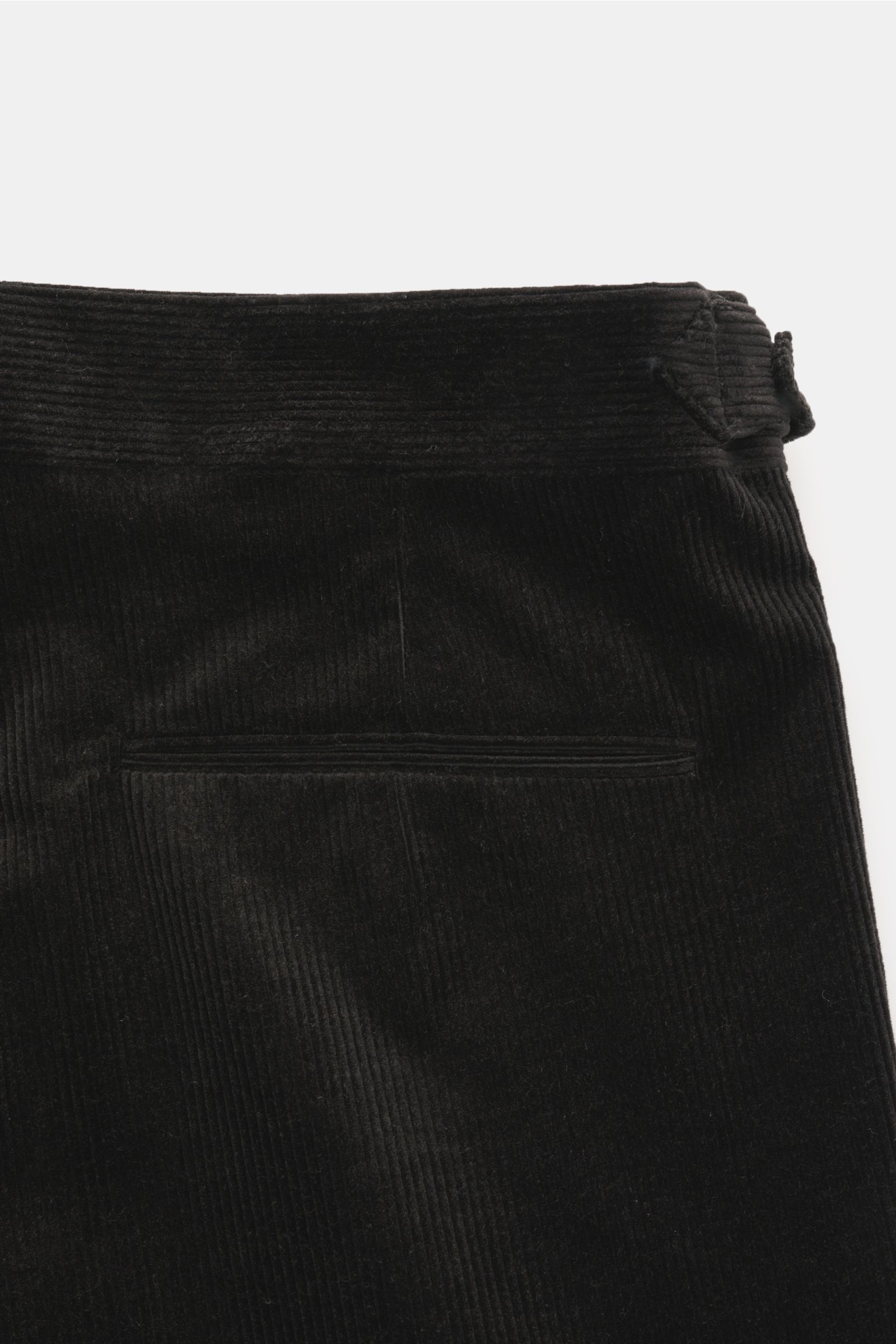 Brunello Cucinelli Cordhose schwarz, Detailaufnahme von hinten oben, Baumwollmix, französische Taschen, Bund mit Side Adjuster, Regular Fit, leicht zulaufend.