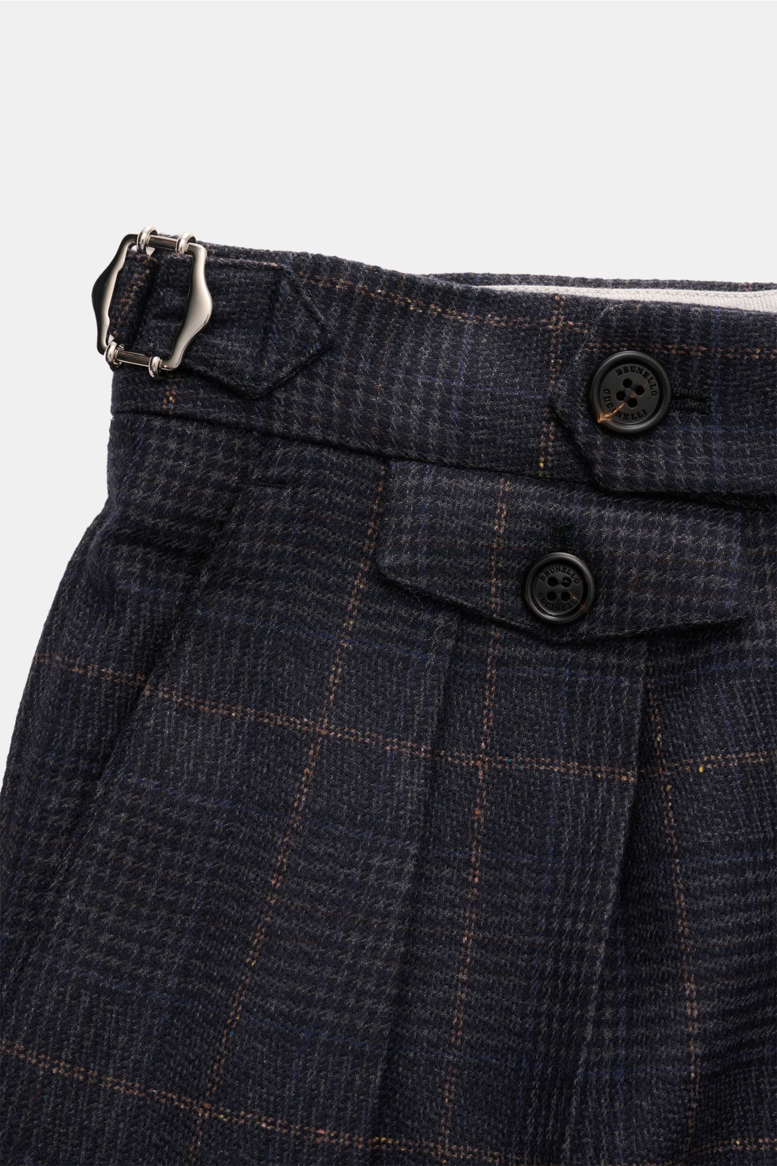 Brunello Cucinelli Wollhose dunkelgrau/navy/hellbraun kariert, Detailansicht Bund mit Reißverschluss, Bundknopf, Side Adjuster und doppelter Bundfalte.