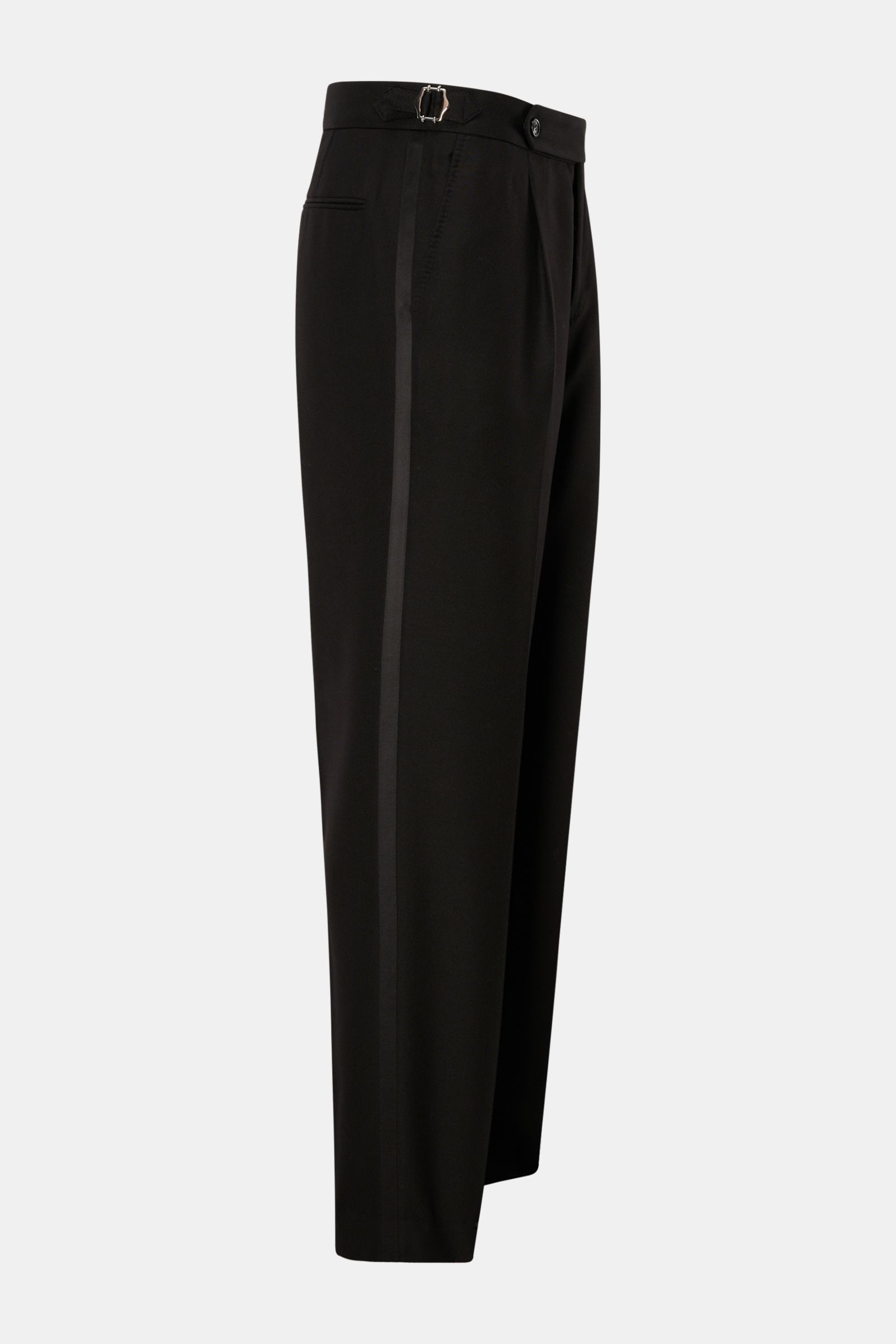 Seitenansicht der schwarzen Brunello Cucinelli Hose aus Seiden-Wollmischung mit Galonstreifen, Bundfalte und Side Adjuster.
