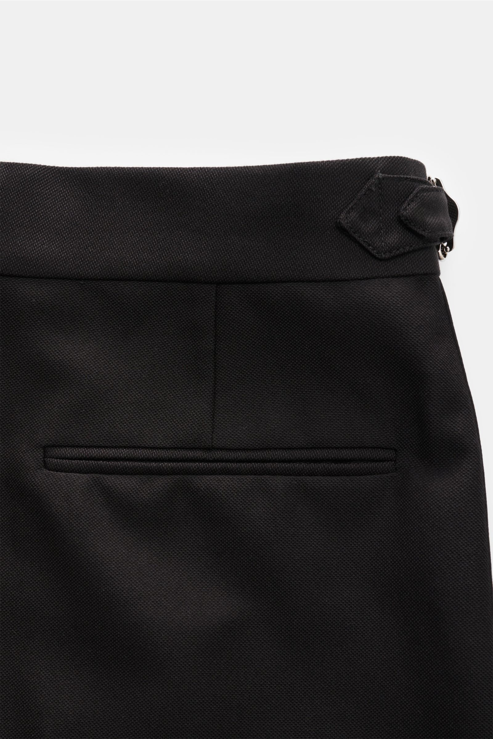 Brunello Cucinelli Hose schwarz, Detailaufnahme von hinten oben, aus Seide-Wolle mit paspelierter Gesäßtasche, Bund und Side Adjuster.