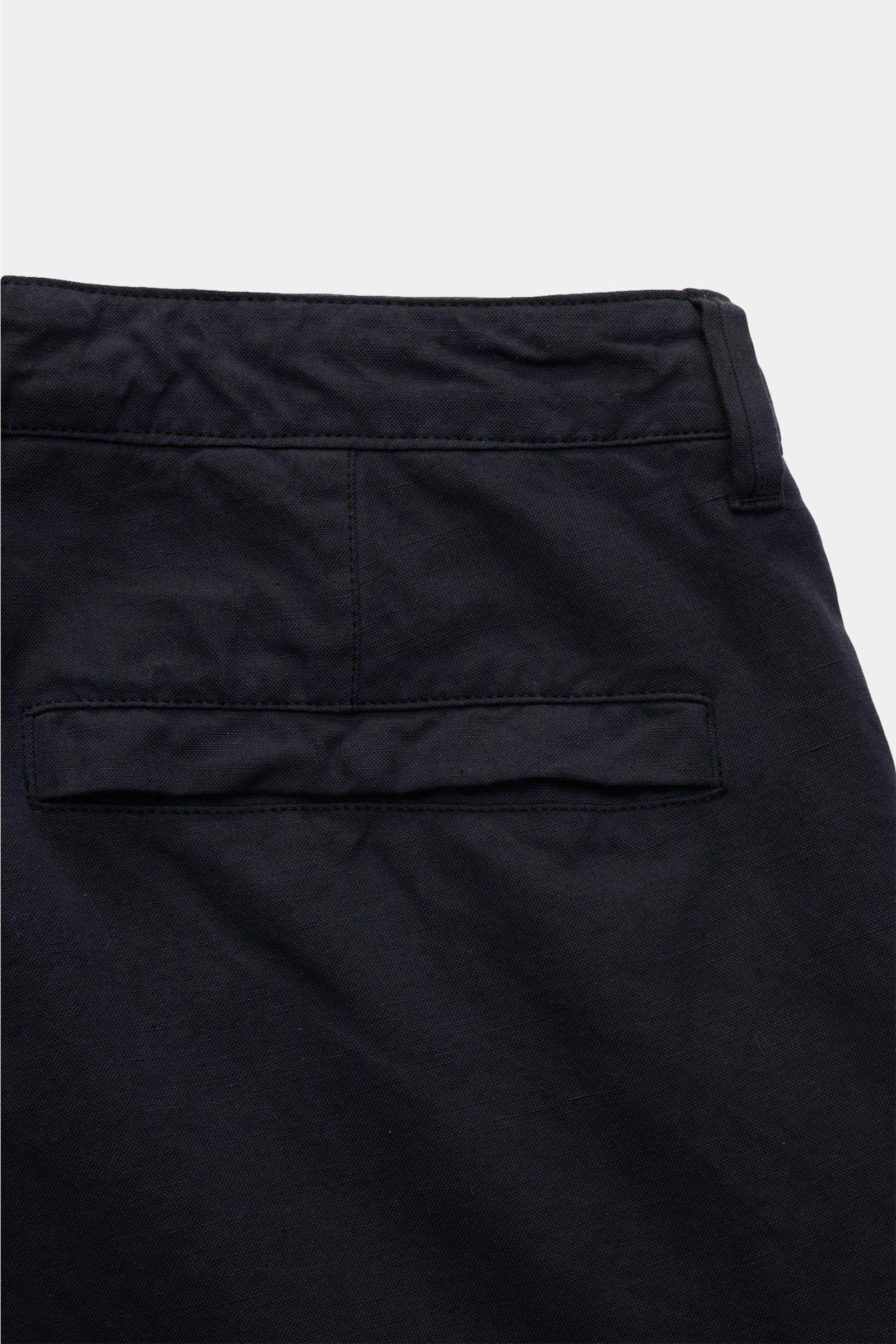 Stone Island Cargohose 'Ghost Piece' dark navy in Nahaufnahme von hinten, Baumwolle-Leinen-Mix, gerader Schnitt, Leistentasche, tonales Kompass-Badge.
