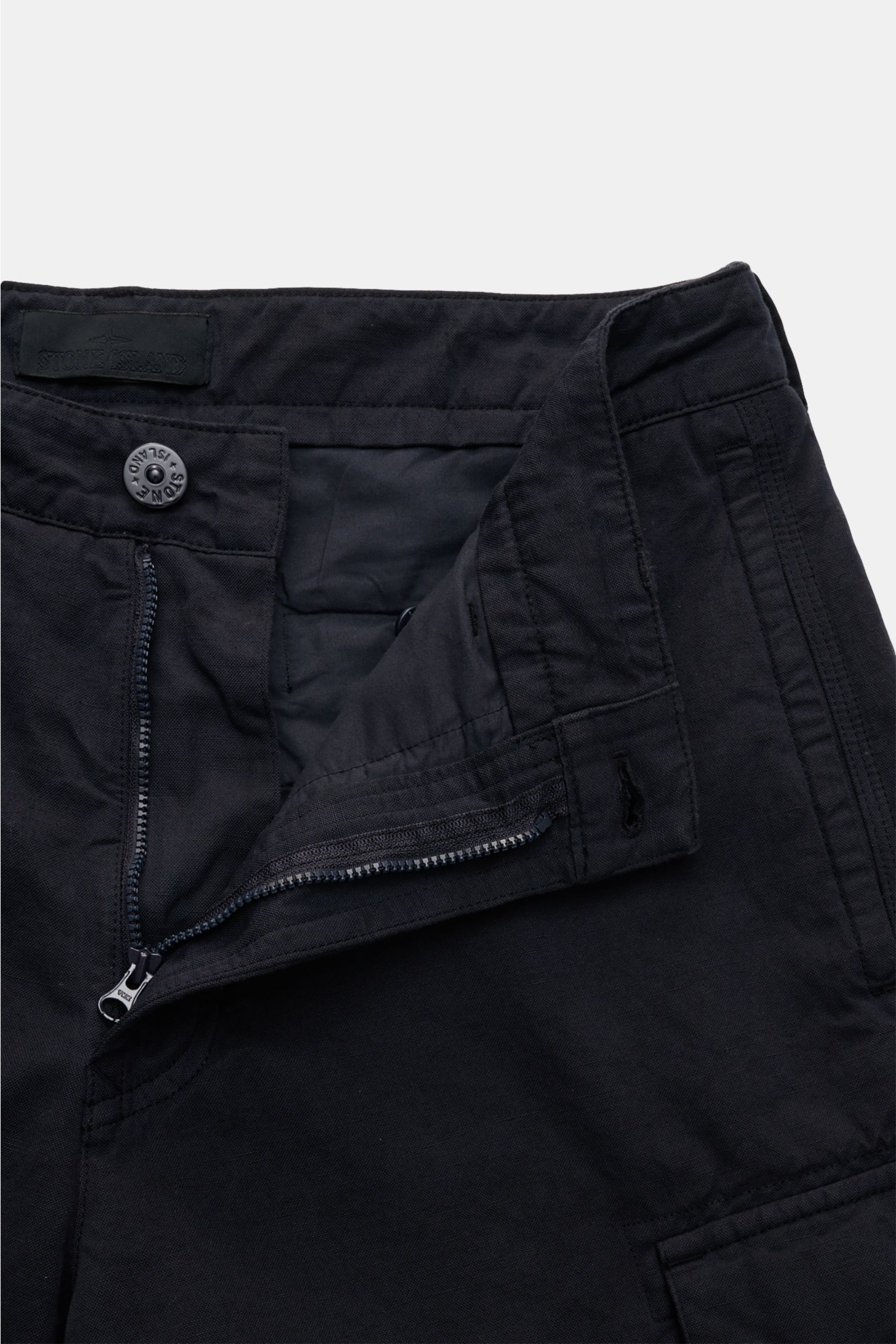 Stone Island Cargohose 'Ghost Piece' dark navy aus Baumwolle und Leinen, Regular Fit, mit Reißverschluss, Knopf und tonalem Kompass-Badge, Frontansicht.