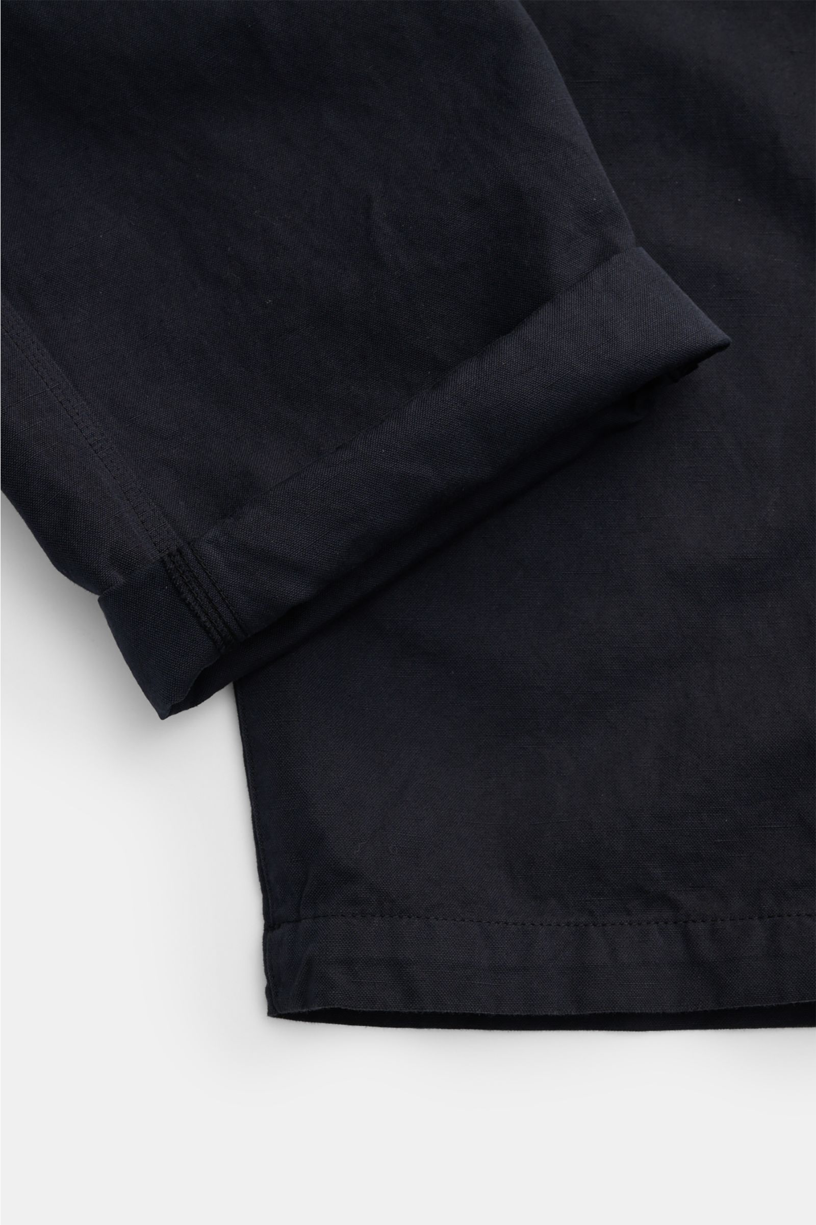 Stone Island Cargohose 'Ghost Piece' dark navy, Detailaufnahme des Saums und Beinumschlags, Baumwolle-Leinen-Mix, regular Fit, tonales Kompass-Badge.