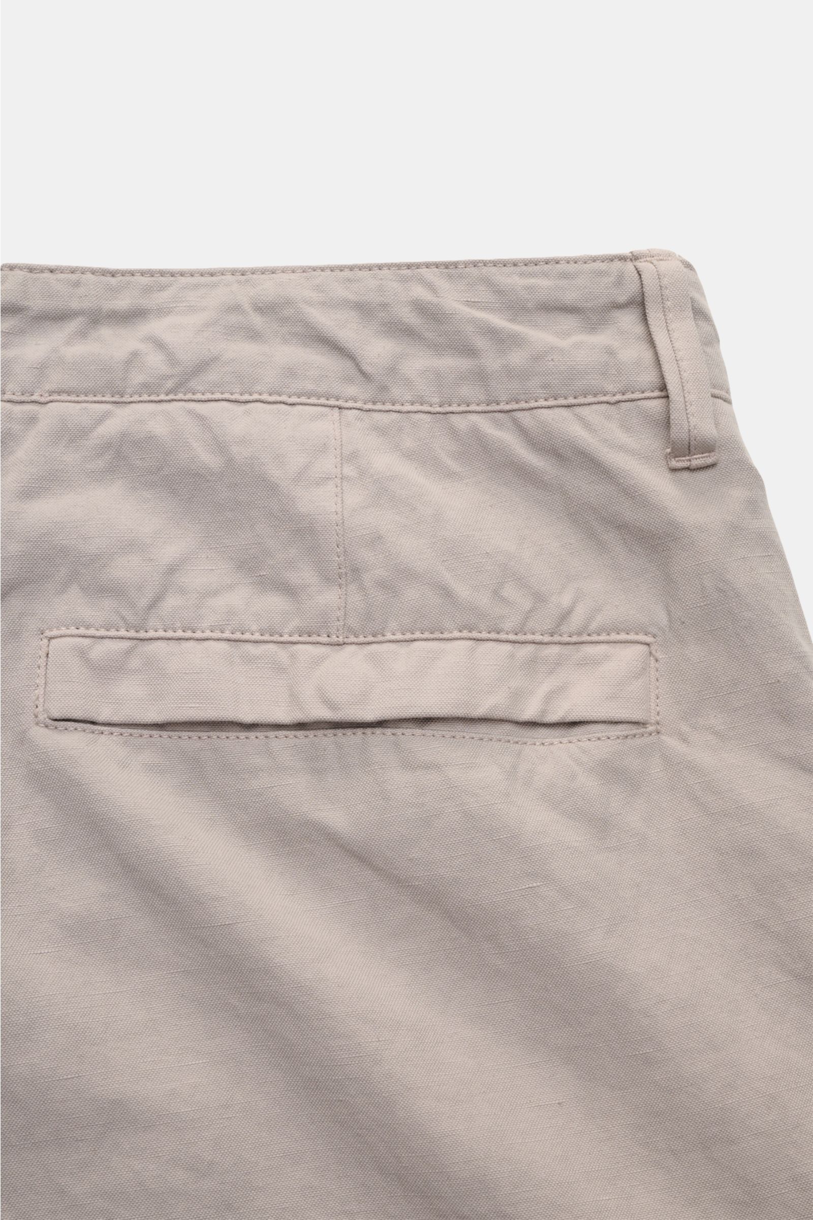 Stone Island Cargohose 'Ghost Piece' beige, Rückansicht, Baumwoll-Leinen-Mix, garment dyed, Regular Fit mit Leistentasche und tonalem Kompass-Badge.