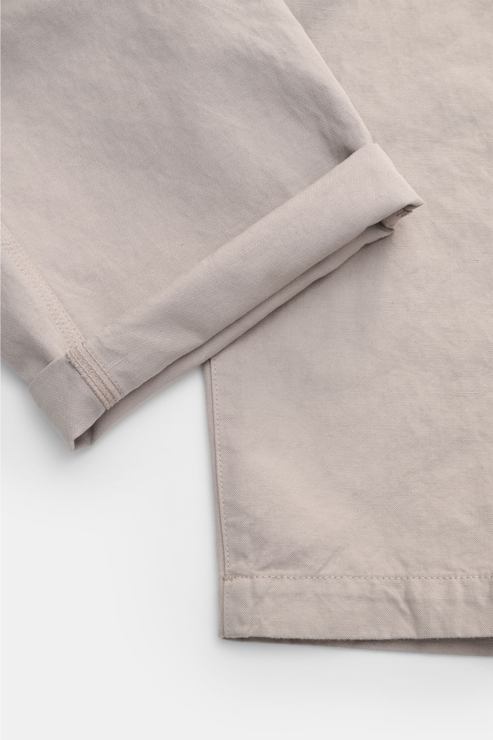 Stone Island Cargohose 'Ghost Piece' beige, Nahaufnahme von Beinabschluss, Baumwoll-Leinen-Mix, regular fit, tonales Kompass-Badge.