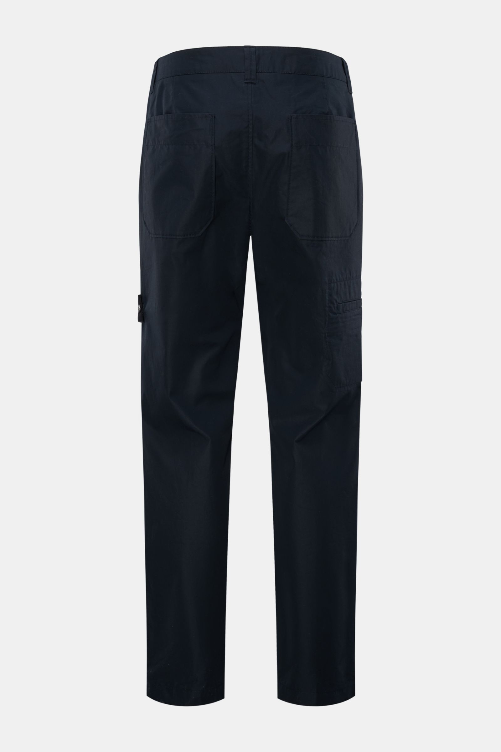 Stone Island Cargohose 'Ghost Piece' navy, knöchellang, Baumwoll-Twill, Tapered Fit, Rückansicht mit aufgesetzten Taschen und tonalem Kompass-Badge.