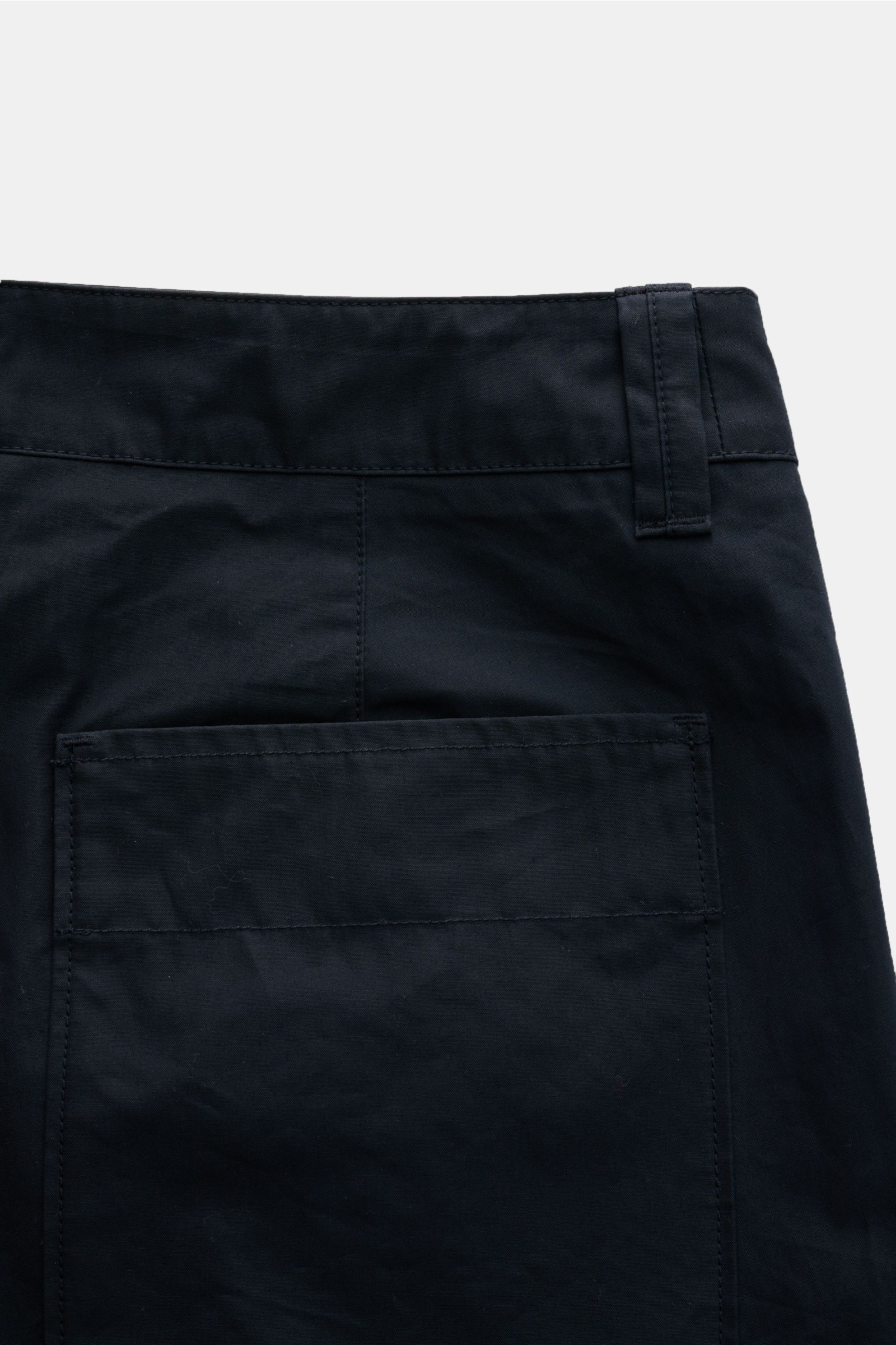 Stone Island Cargohose 'Ghost Piece' navy, knöchellang, Baumwoll-Twill, Tapered Fit, tonales Kompass-Badge, Detail Rückansicht mit Gesäßtasche.