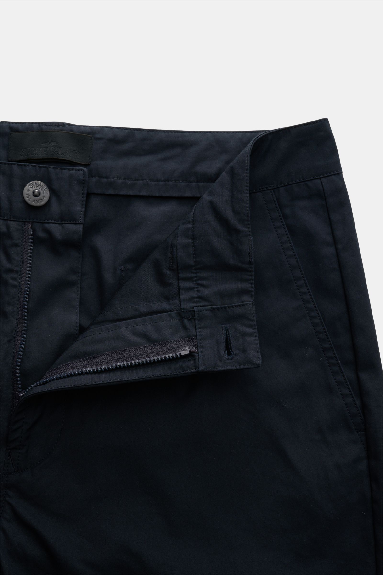 Stone Island Cargohose 'Ghost Piece' navy, frontale Nahaufnahme, Baumwoll-Twill, Knopf, Reißverschluss, französische Taschen, tonales Kompass-Badge.