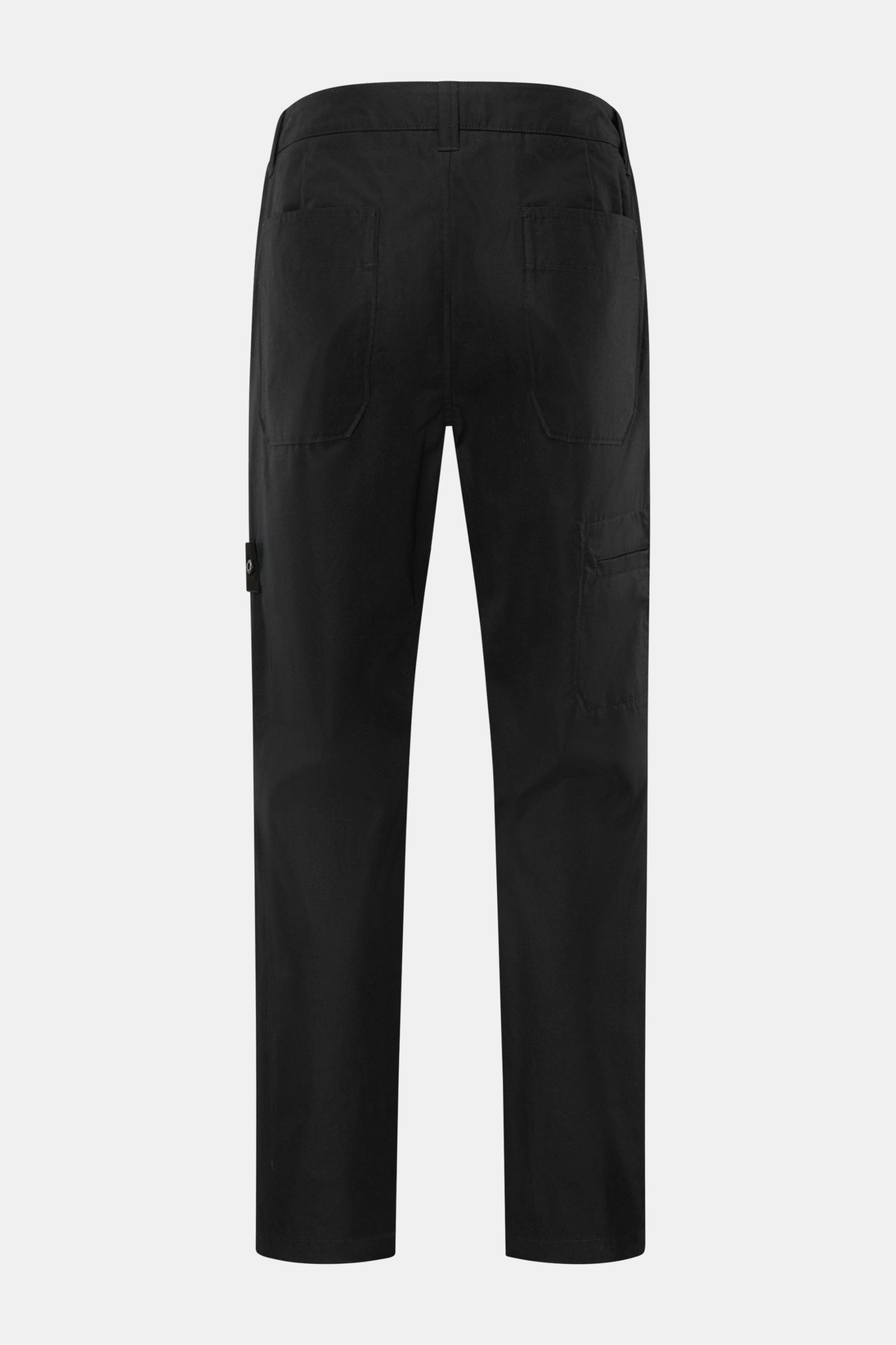 Stone Island Cargohose 'Ghost Piece' schwarz, knöchellang, aus Baumwoll-Twill, Rückansicht mit Taschen, tonales Kompass-Badge am Oberschenkel.