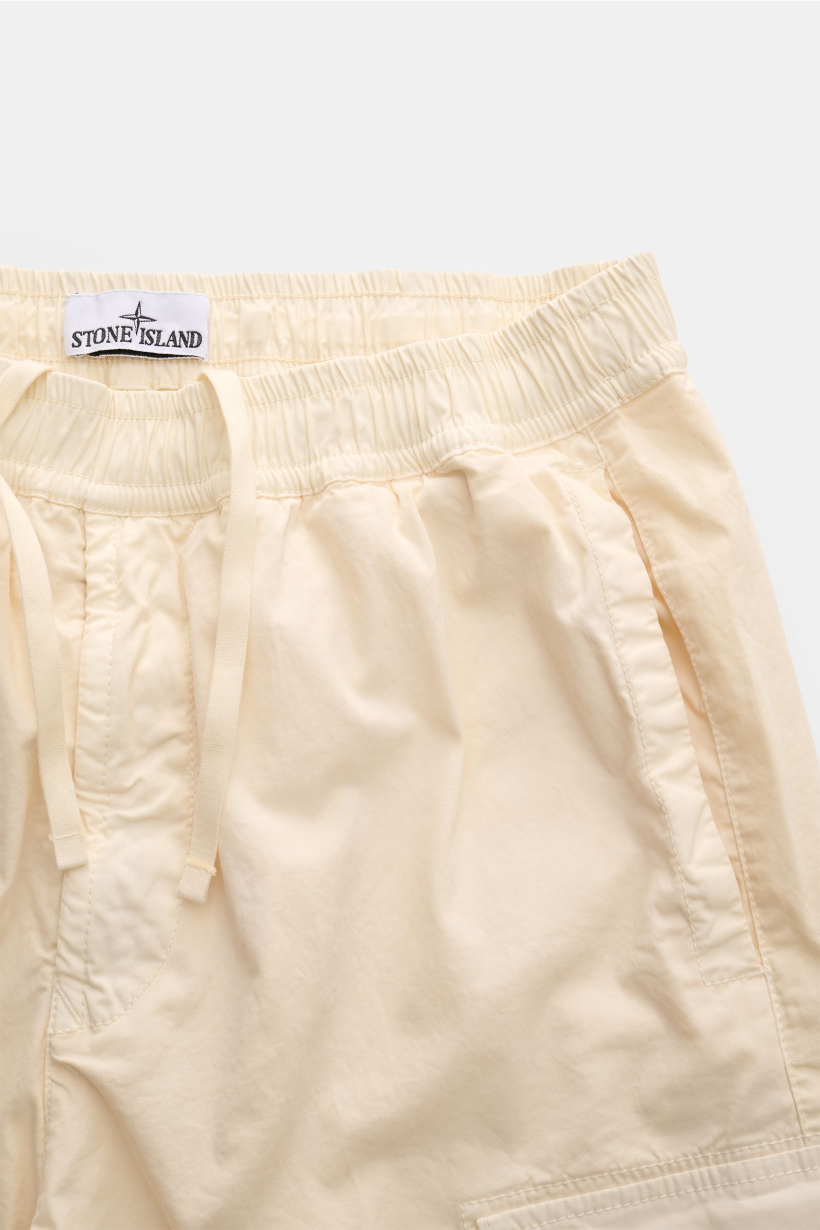 Stone Island Cargo-Jogpants 'Regular Tapered' creme, Frontansicht elastische Bio-Baumwolle, Tunnelzug, Reißverschluss, Cargo-Taschen, Kompass-Badge