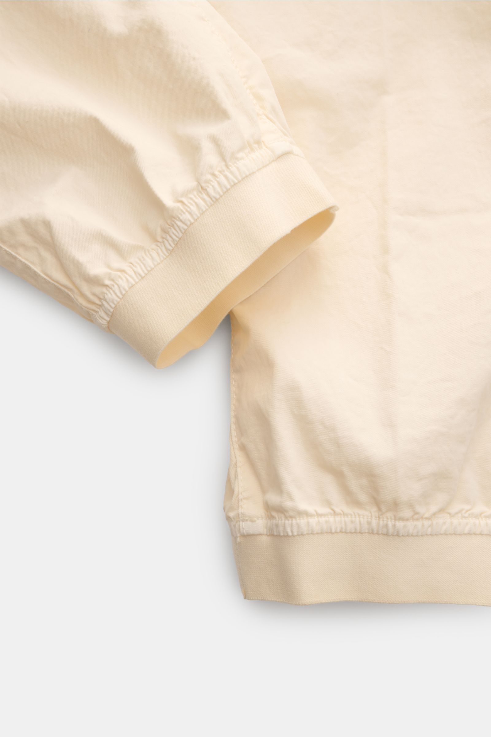 Stone Island Cargo-Jogpants 'Regular Tapered' creme, Detailaufnahme von elastischem Bund und Beinabschluss aus Bio-Baumwolle.