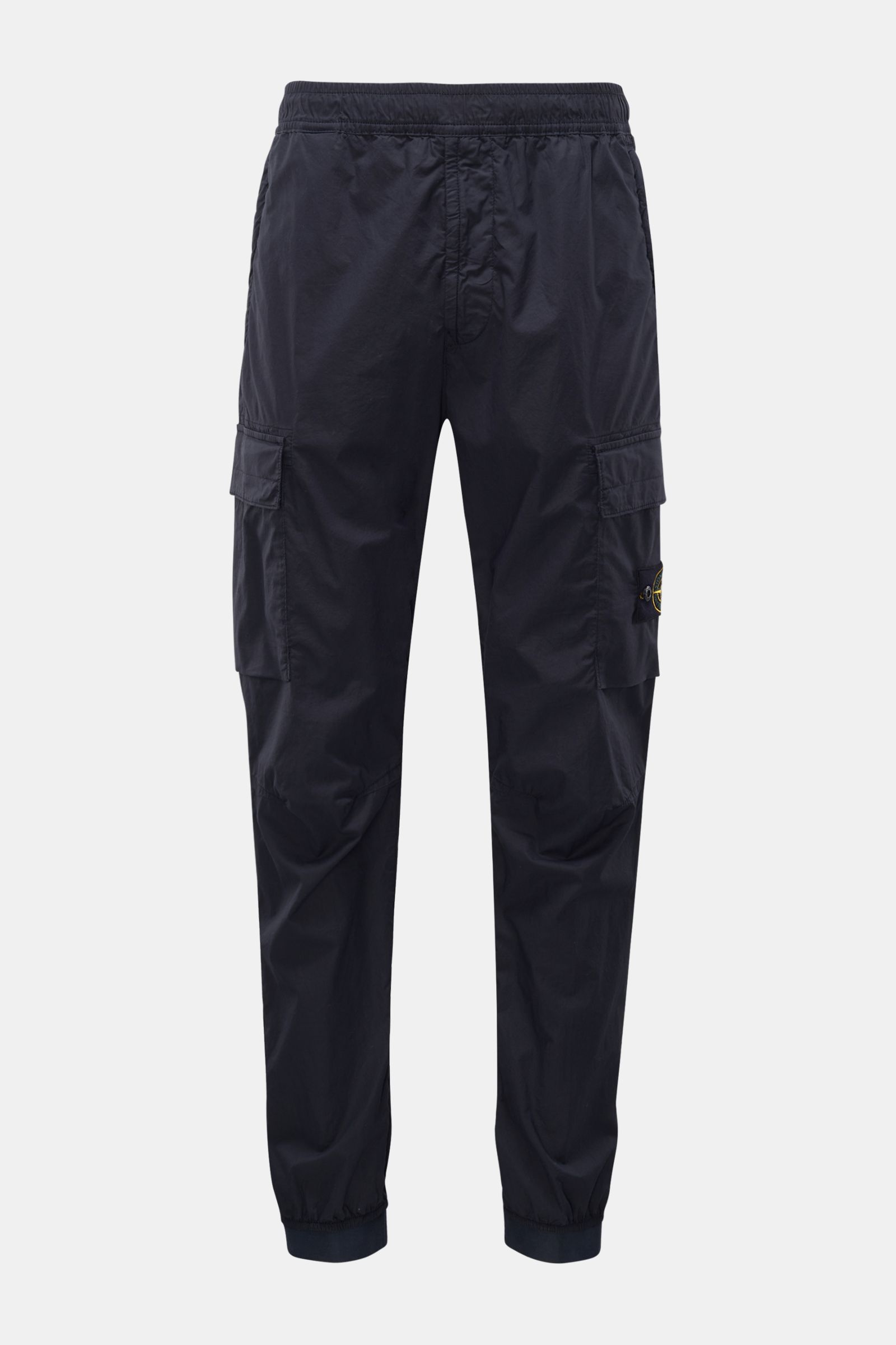 Stone Island Cargo-Jogpants 'Regular Tapered' navy, frontale Ansicht, elastische Baumwolle, Cargo- und Gesäßtaschen, Kompass-Badge am Bein, elastischer Bund und Beinabschlüsse.