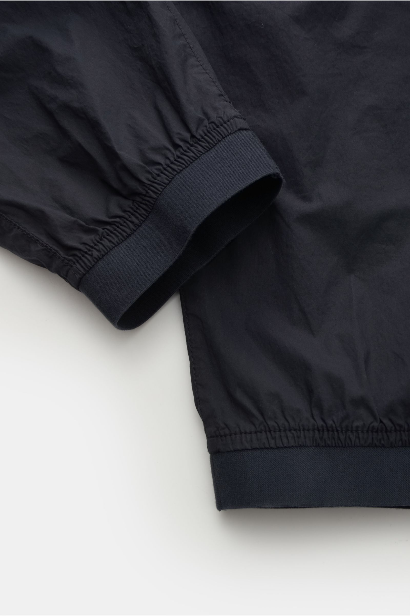 Stone Island Cargo-Jogpants 'Regular Tapered' navy, Detailaufnahme von elastischem Bund und Beinabschluss aus weicher Baumwolle mit Stretch.